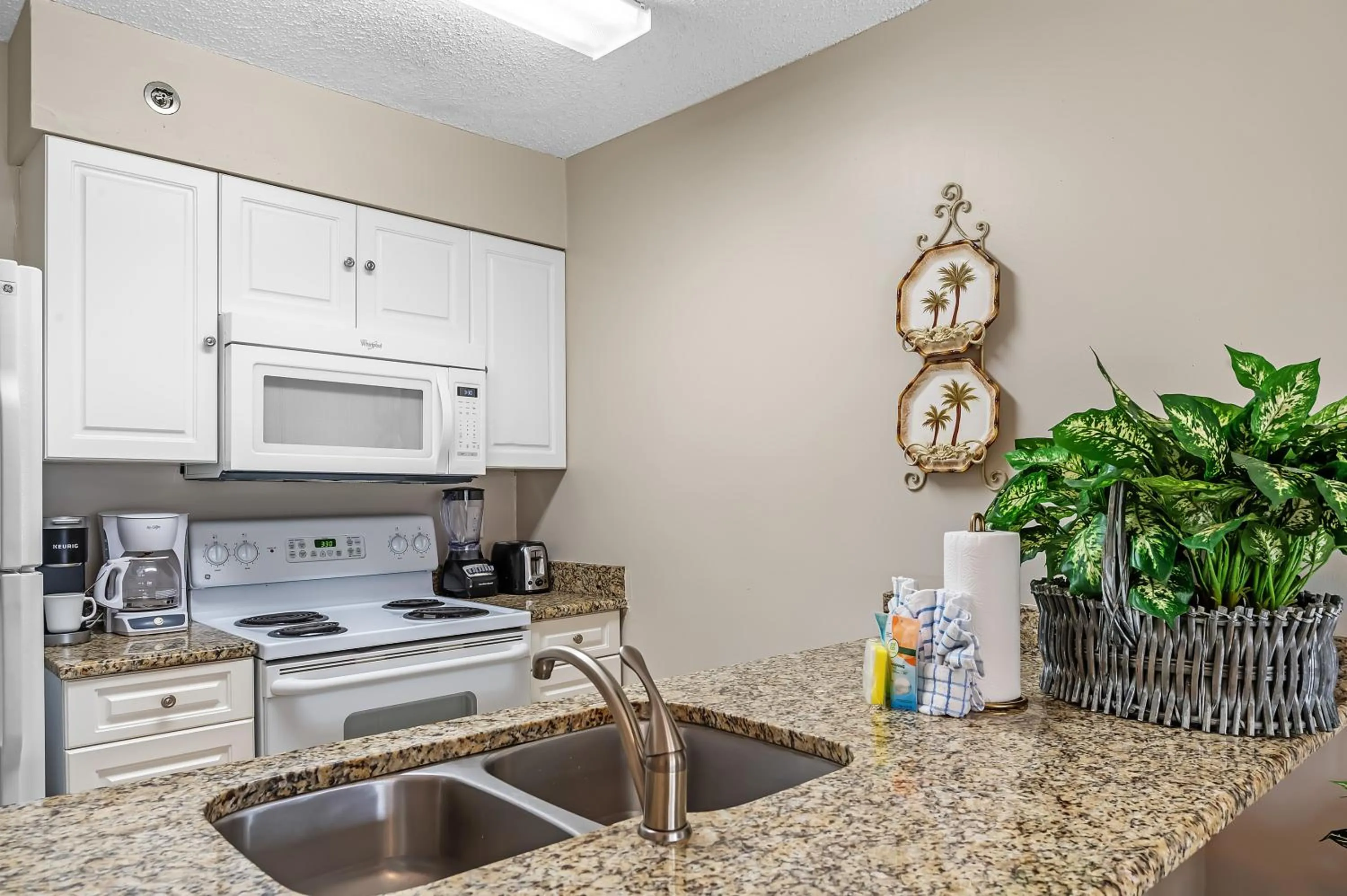 Kitchen or kitchenette in Tradewinds 307