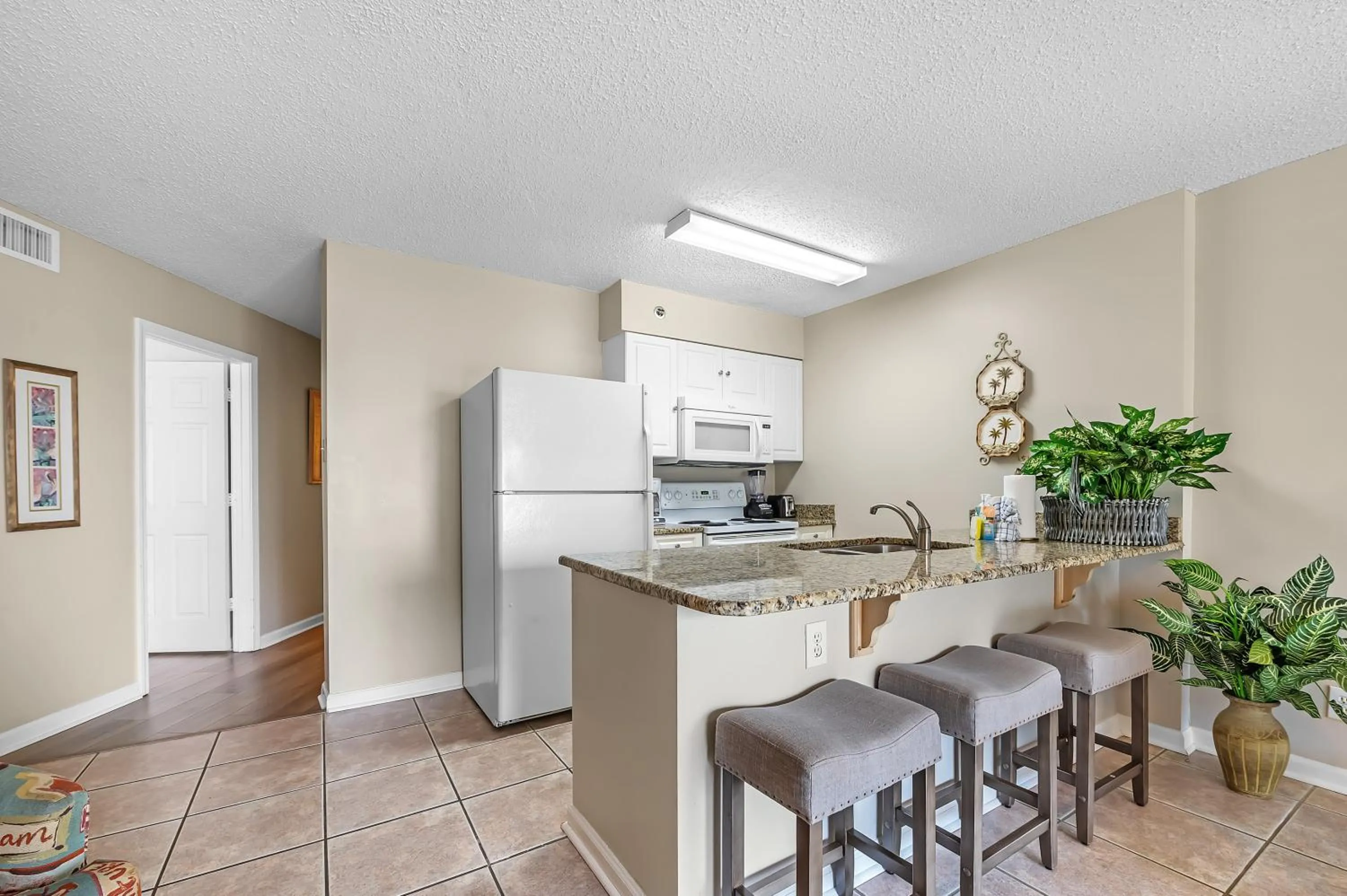 Kitchen or kitchenette in Tradewinds 307