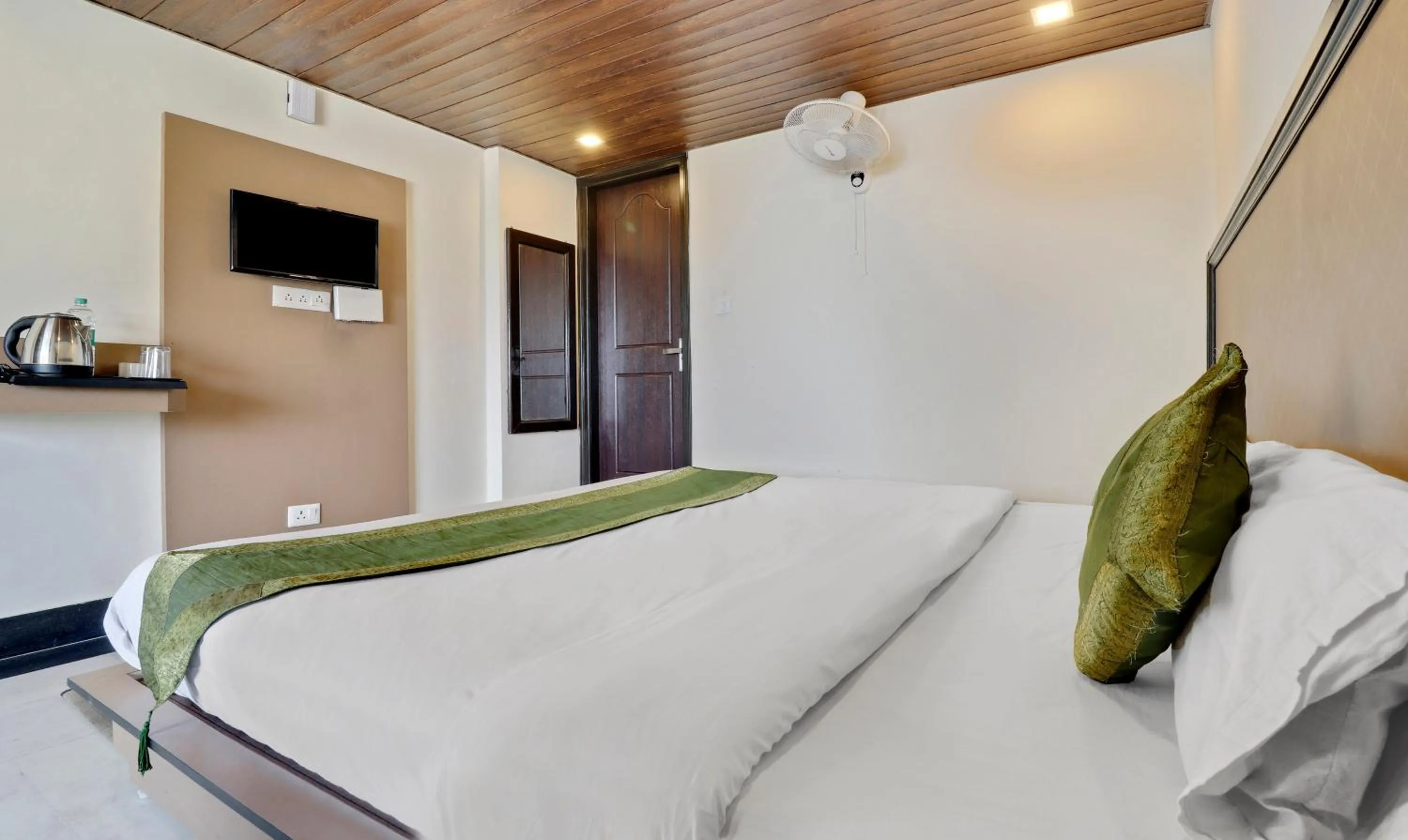 Bedroom, Bed in Treebo Mayur, Mall Road