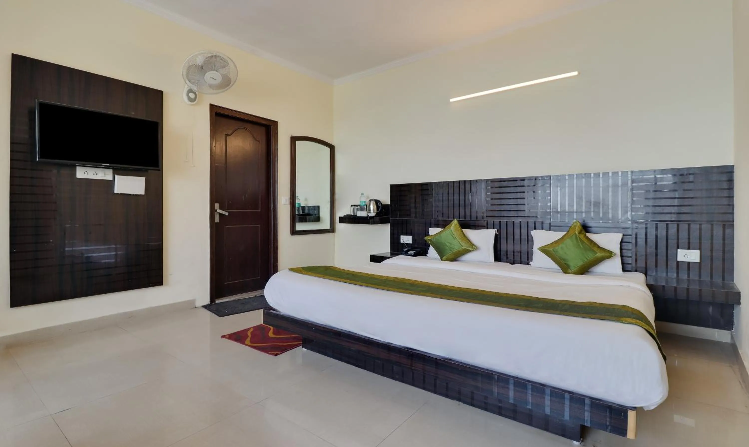 Bedroom, Bed in Treebo Mayur, Mall Road