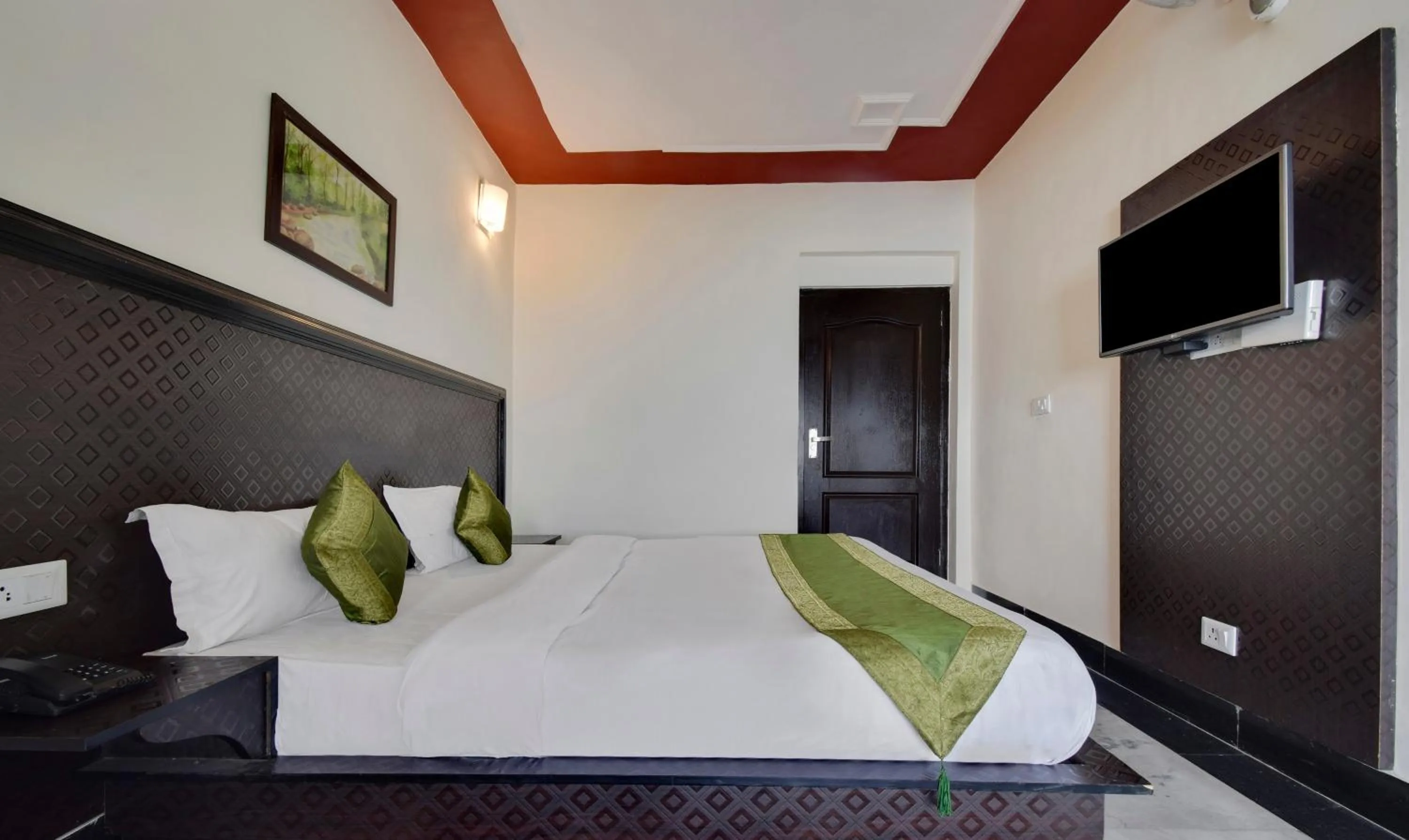 Bedroom, Bed in Treebo Mayur, Mall Road