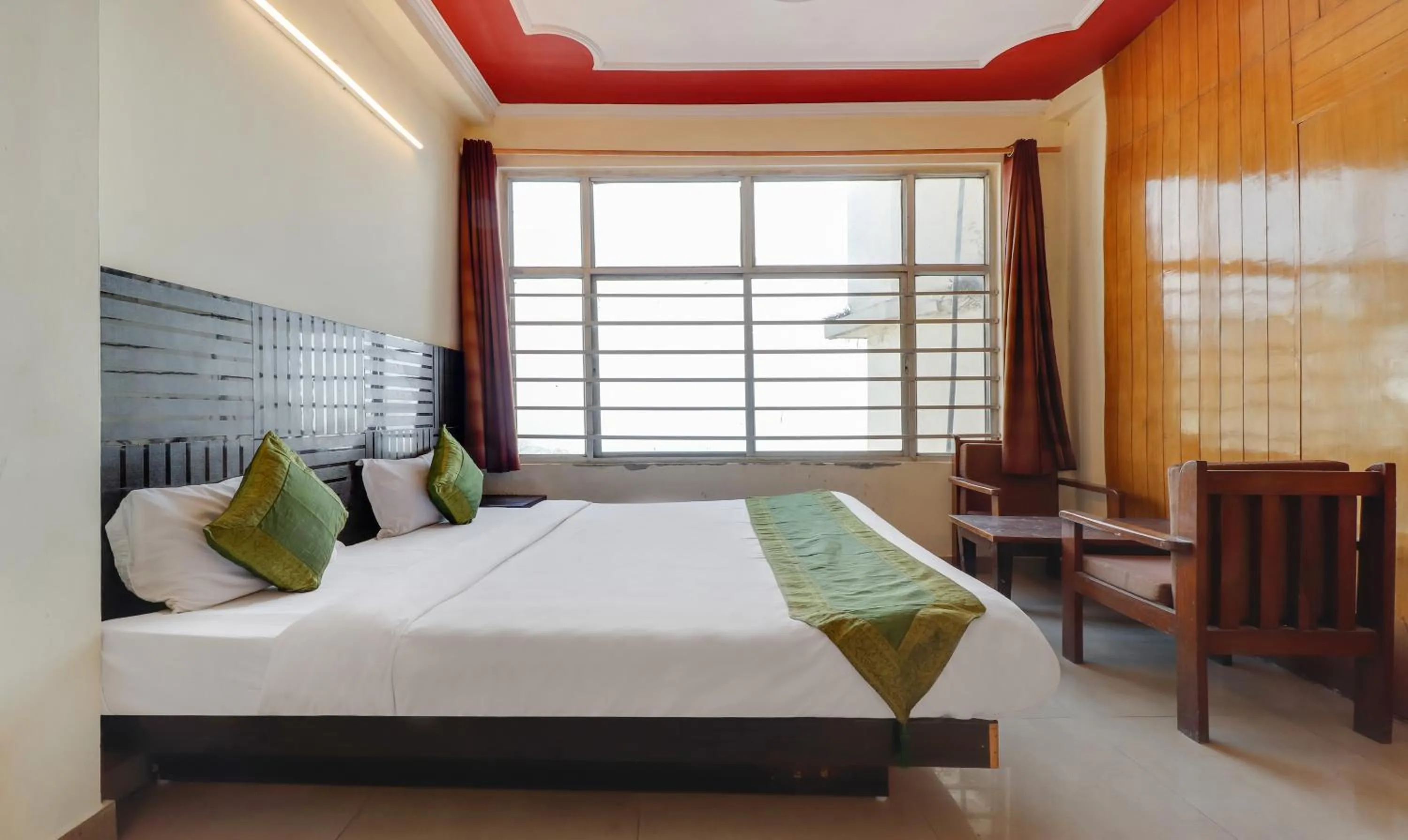 Bedroom, Bed in Treebo Mayur, Mall Road