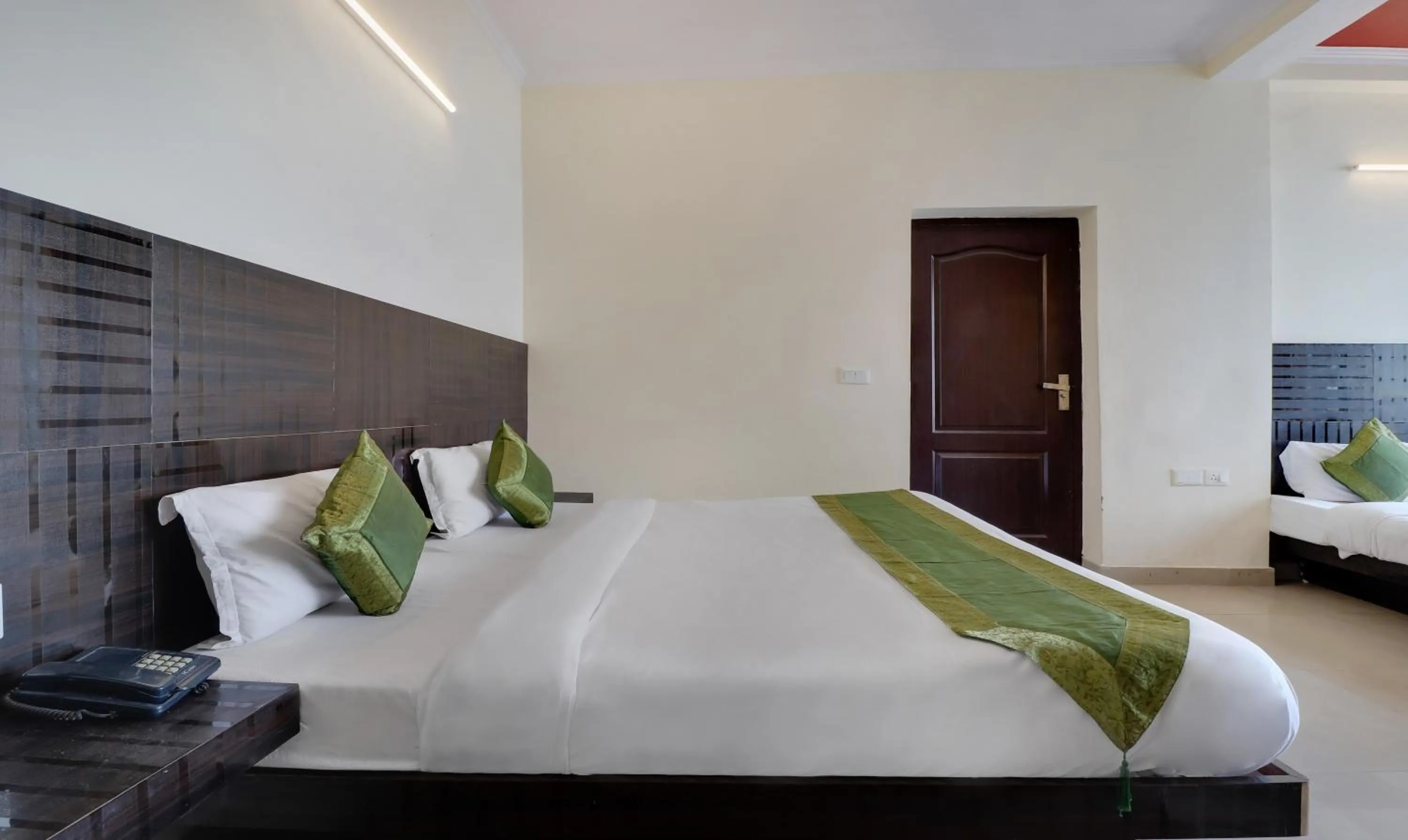 Bedroom, Bed in Treebo Mayur, Mall Road