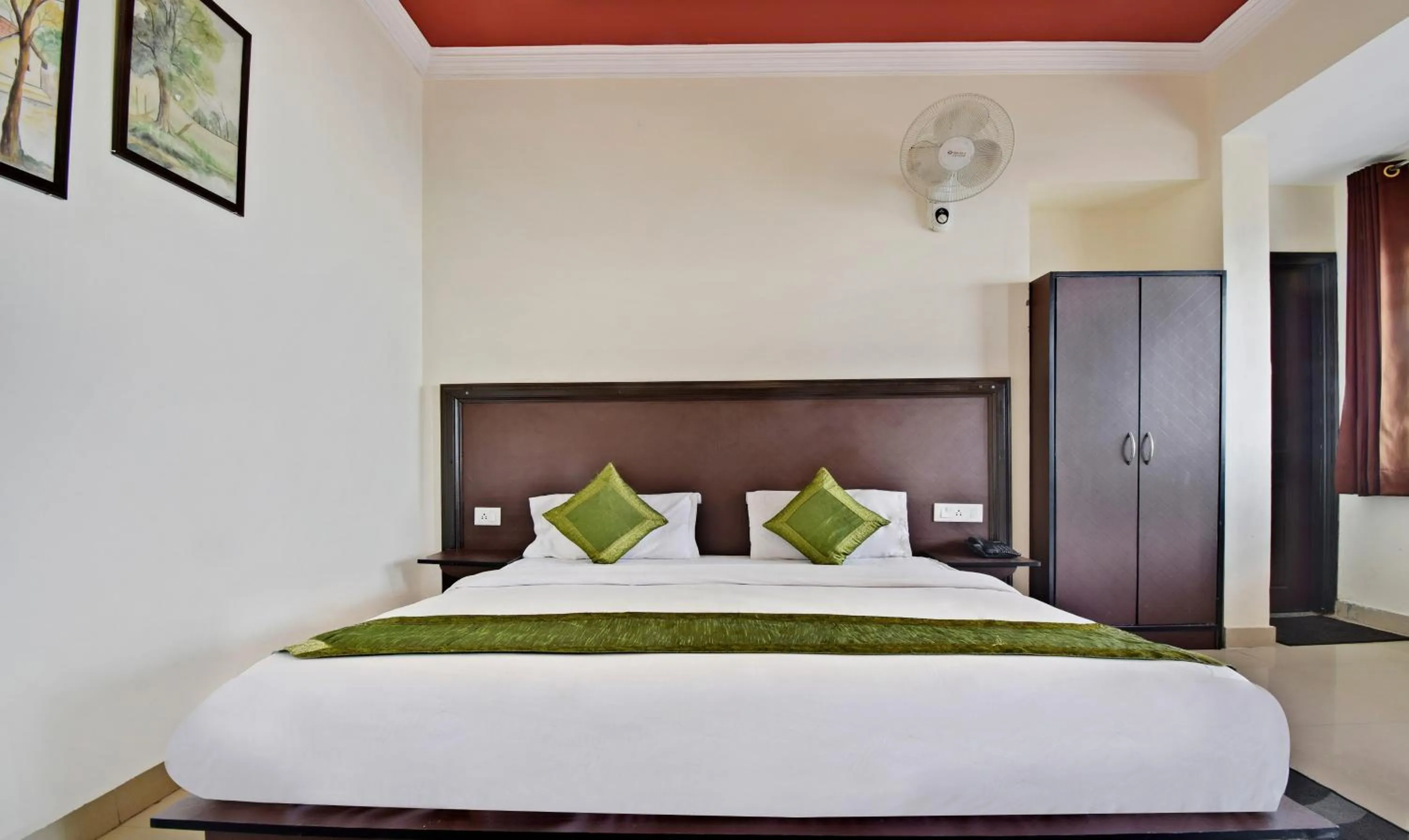 Bedroom, Bed in Treebo Mayur, Mall Road