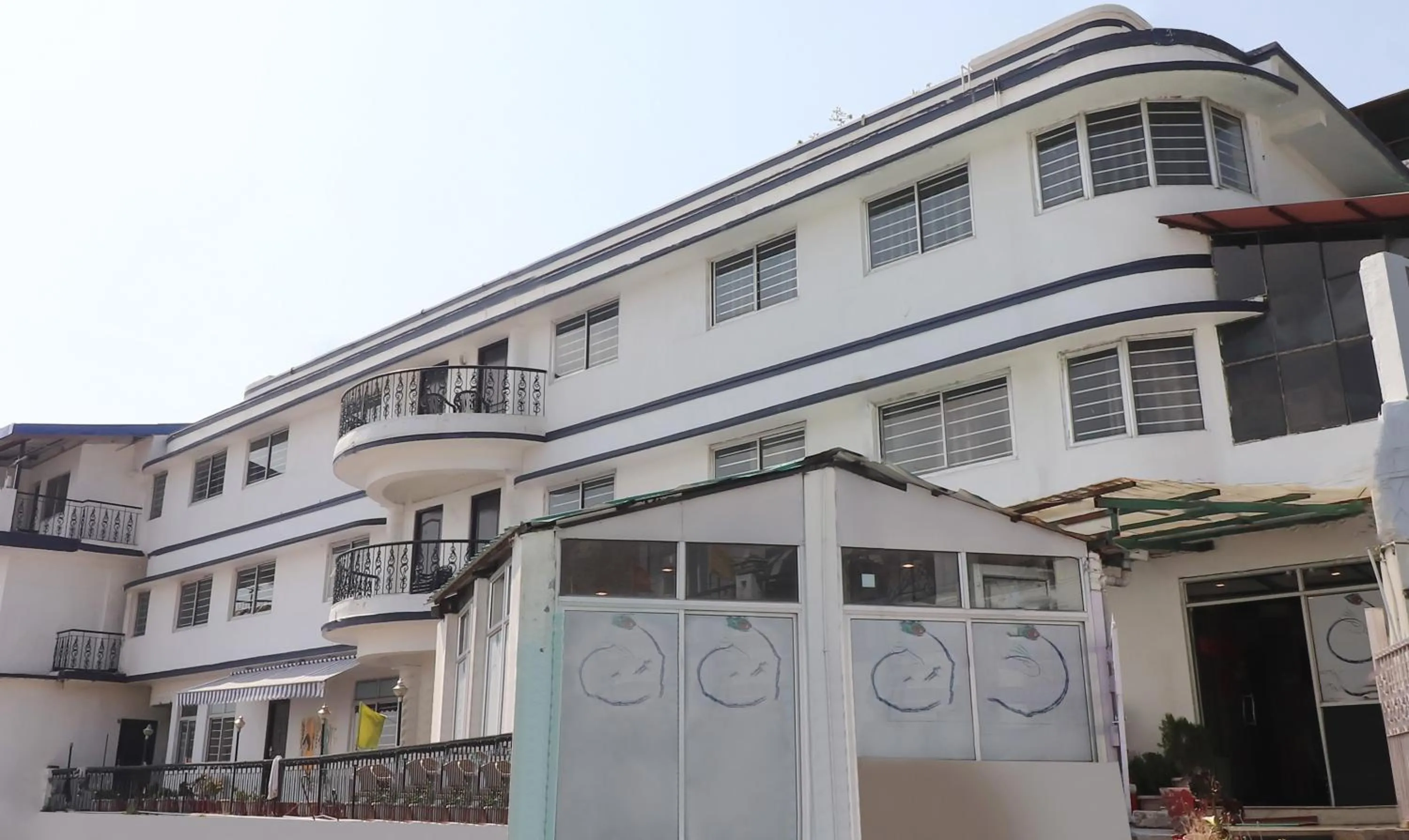 Property building in Treebo Mayur, Mall Road