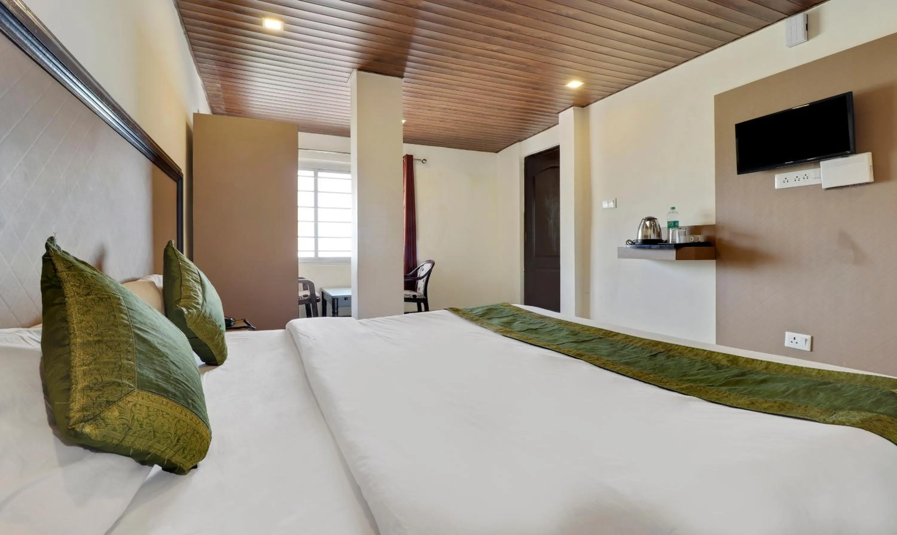 Bedroom, Bed in Treebo Mayur, Mall Road