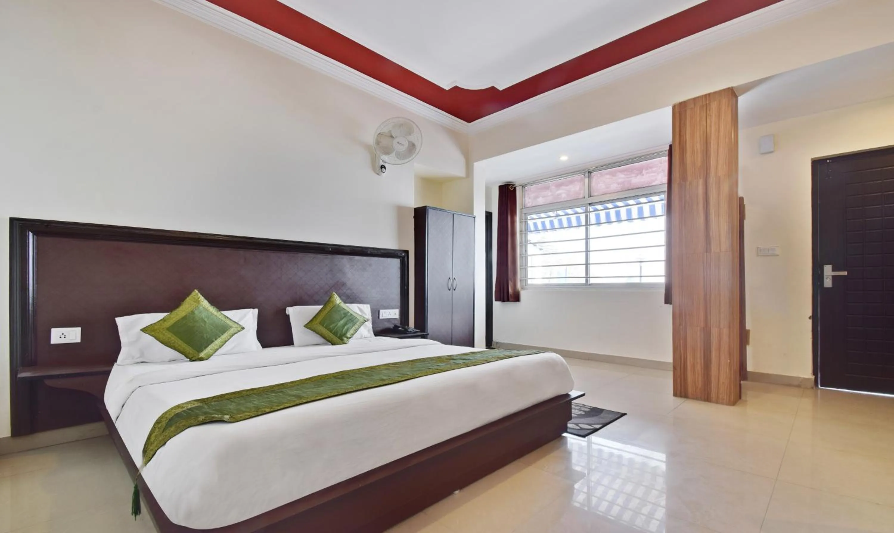 Bedroom, Bed in Treebo Mayur, Mall Road