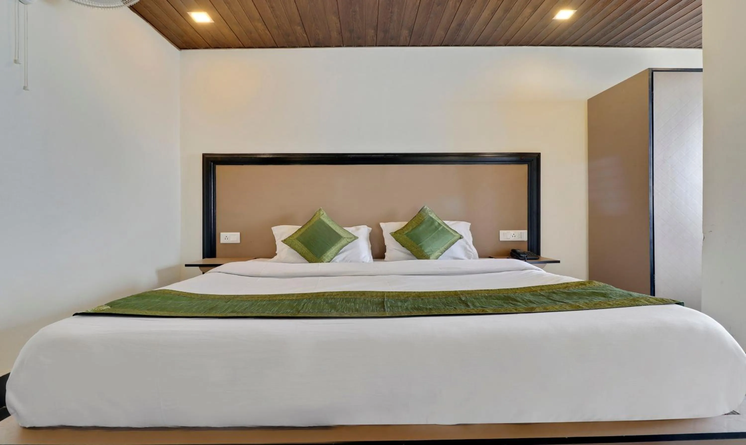 Bedroom, Bed in Treebo Mayur, Mall Road