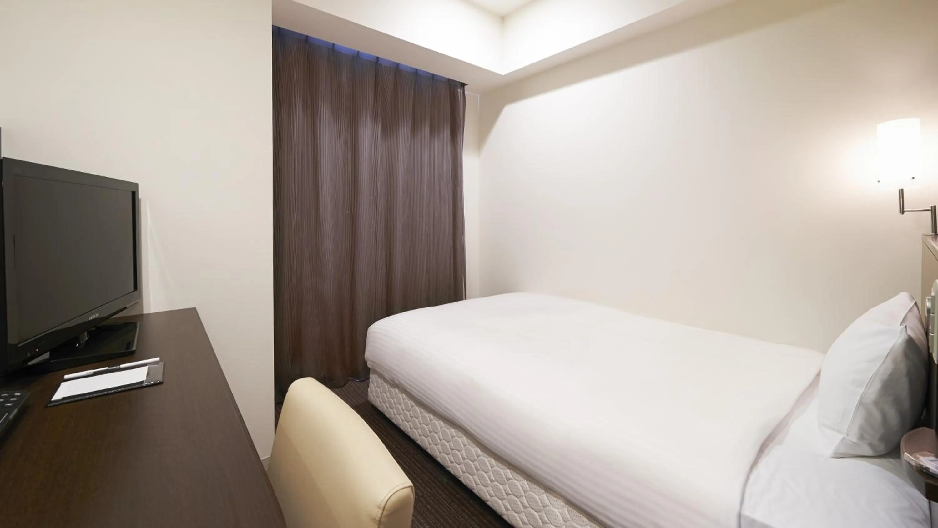 Bed in Sotetsu Fresa Inn Chiba Kashiwa