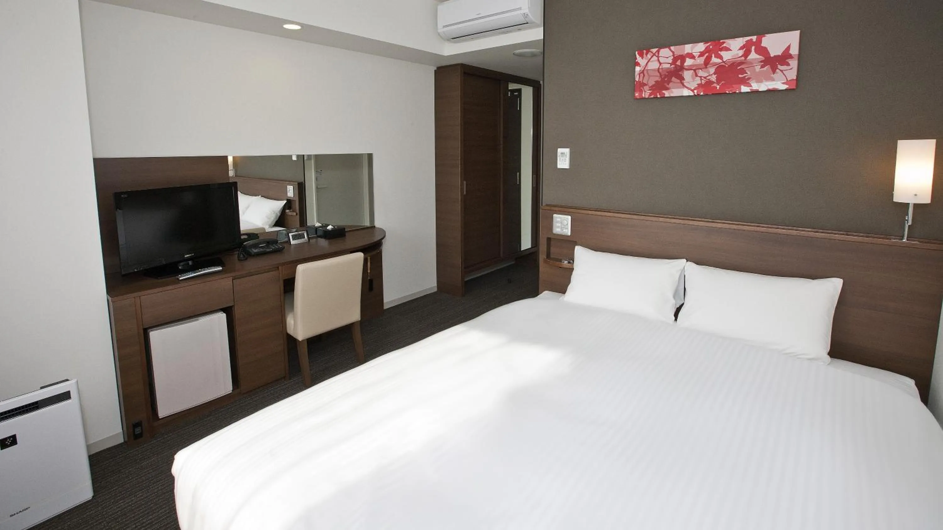 Photo of the whole room, Bed in Sotetsu Fresa Inn Chiba Kashiwa