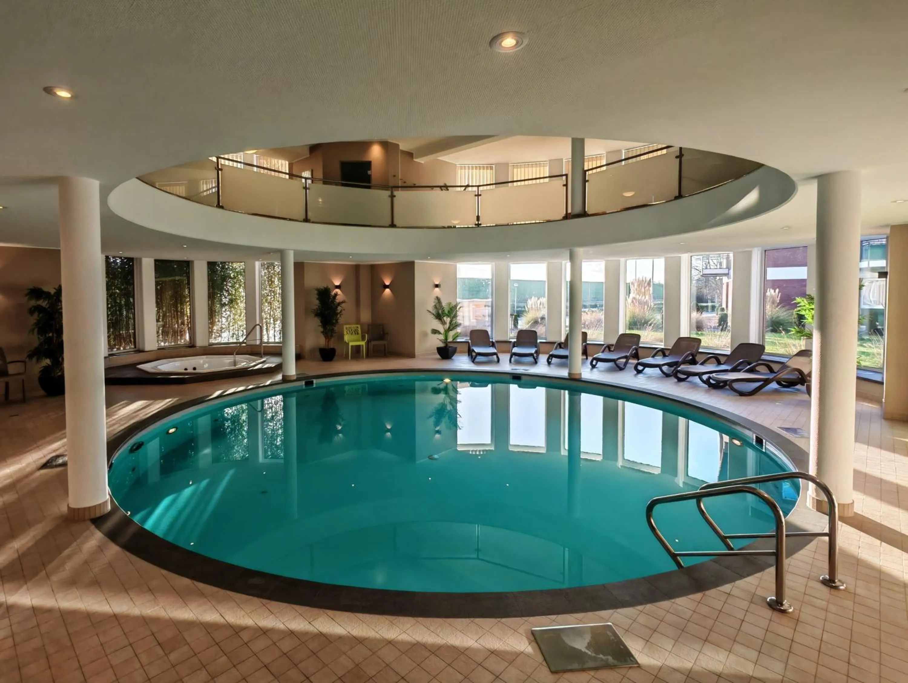 Swimming pool in Hotel Ostfriesen Hof