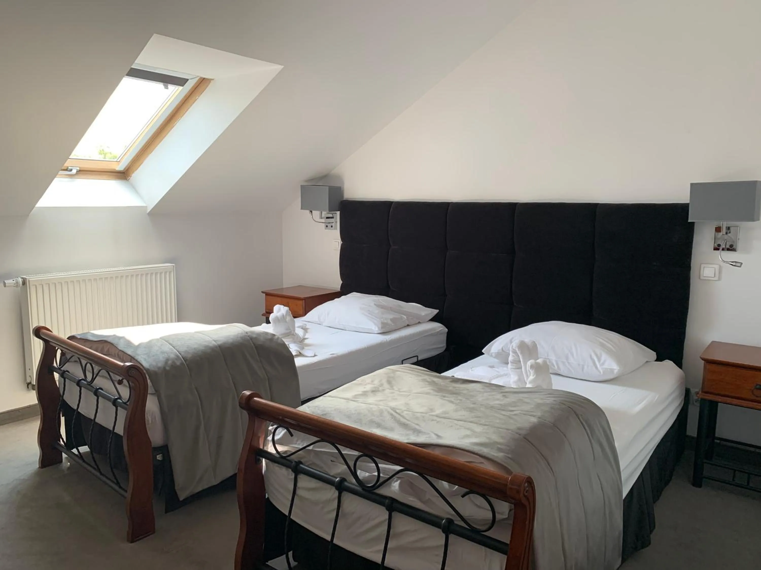 Text overlay, Bed in Hotel Kameleon