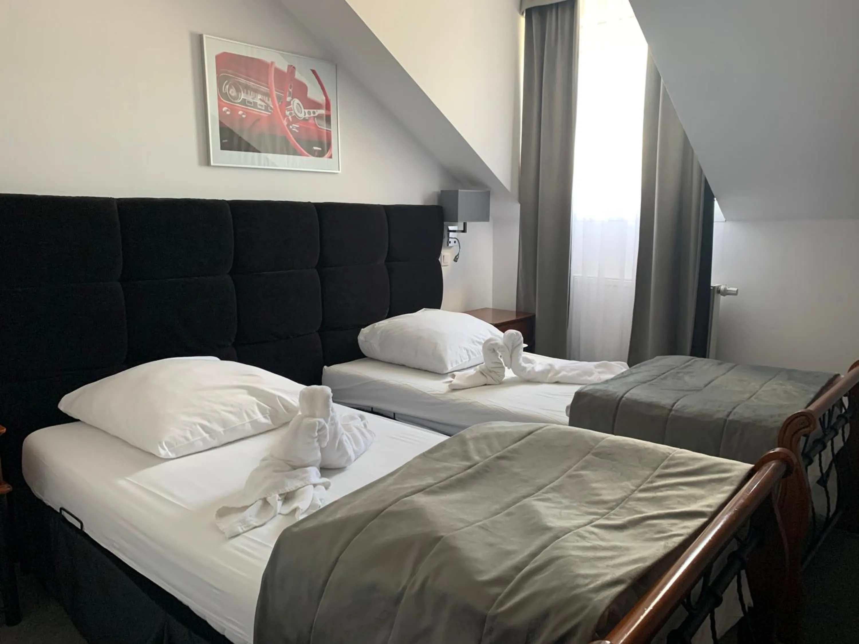 Text overlay, Bed in Hotel Kameleon