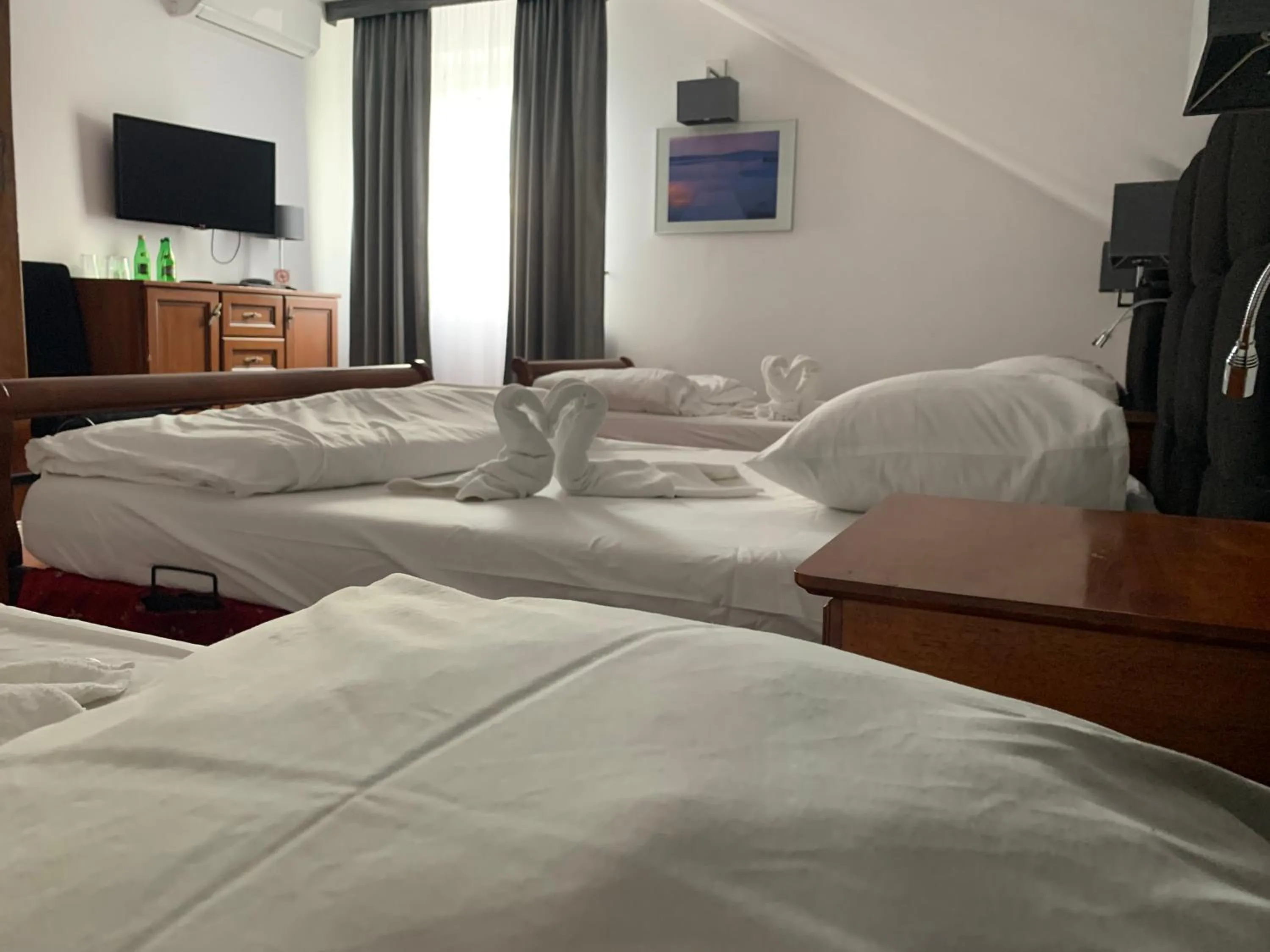 Text overlay, Bed in Hotel Kameleon