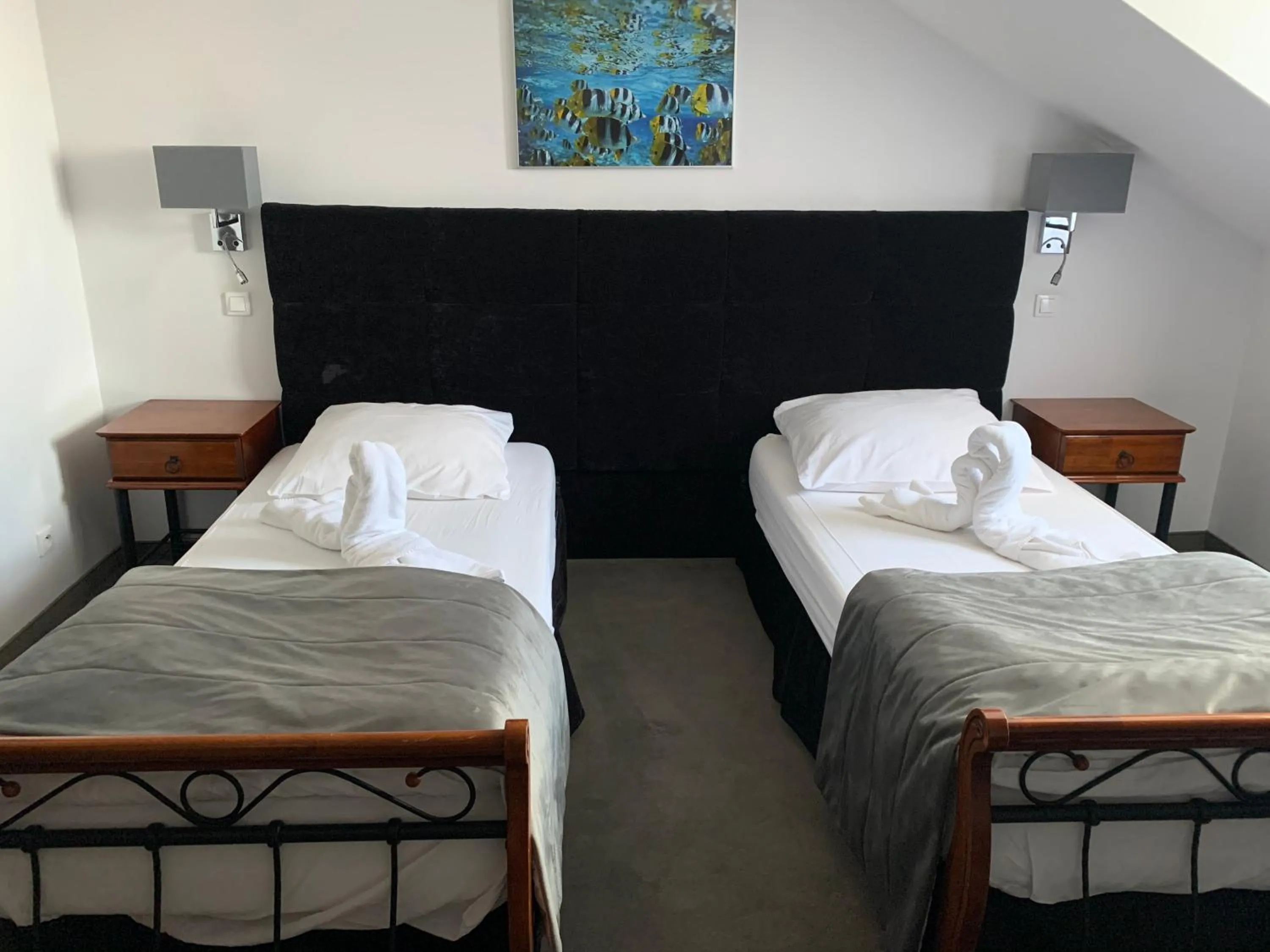 Text overlay, Bed in Hotel Kameleon