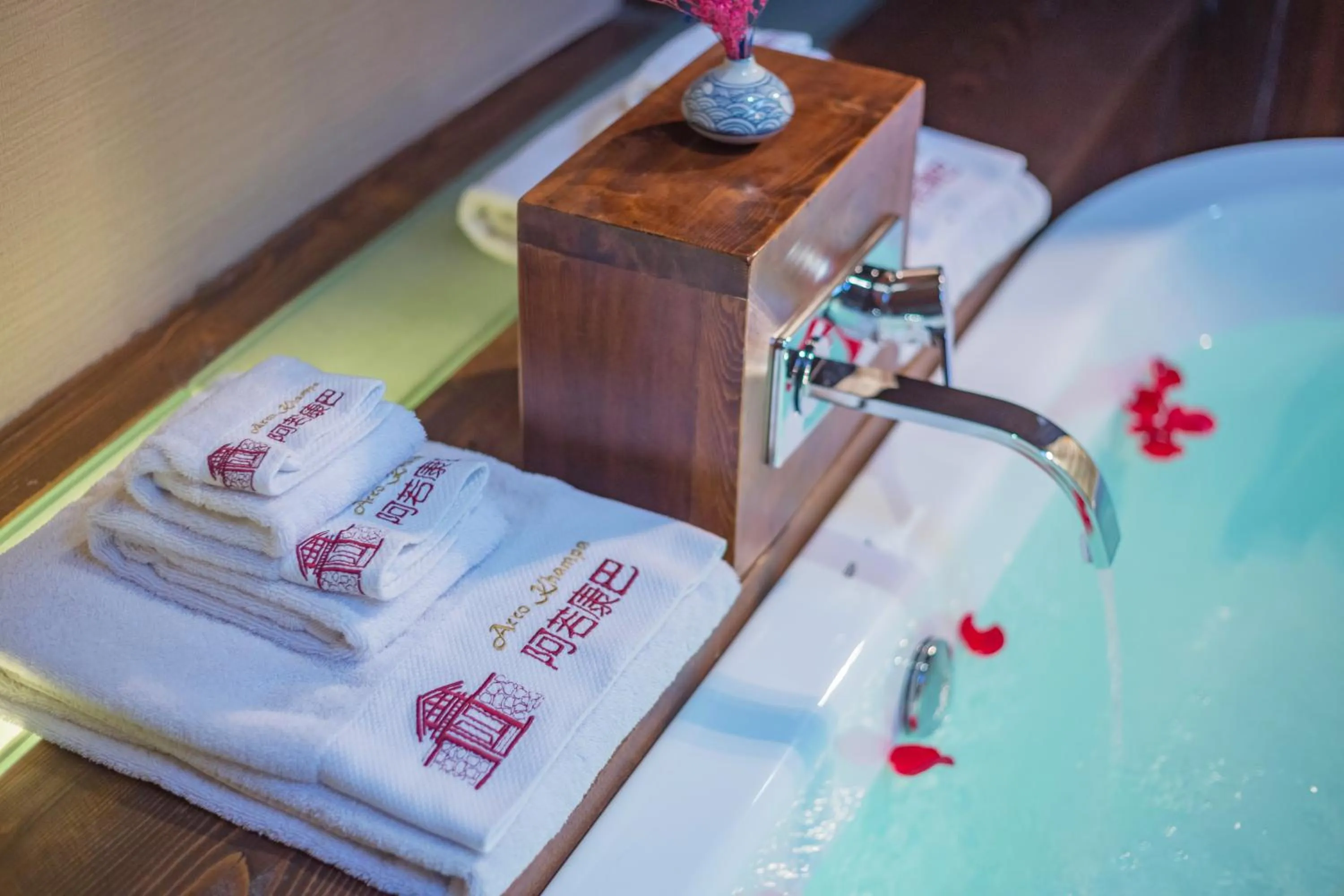 Bath in Arro Khampa By Zinc Journey Shangri-la