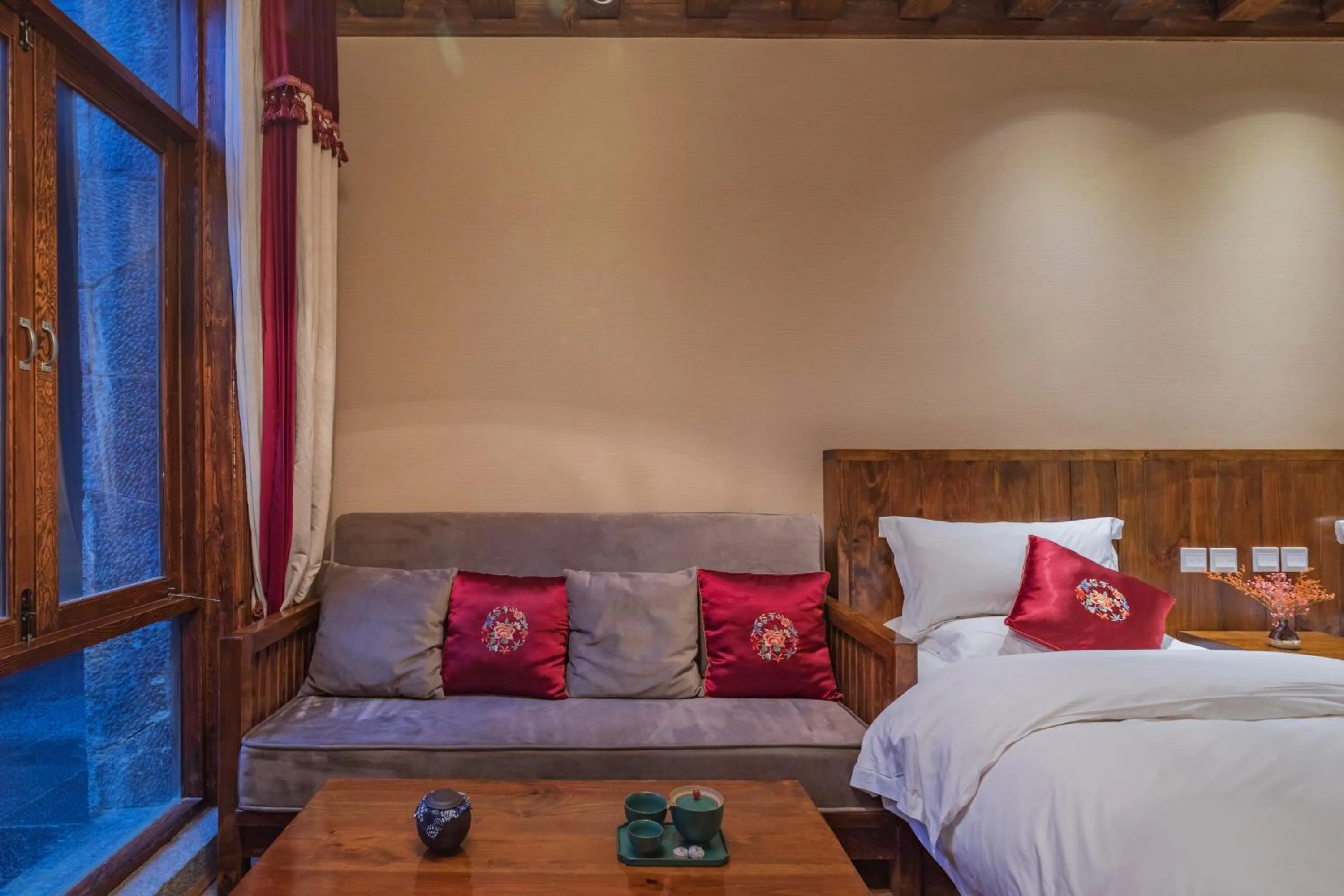 Seating area, Bed in Arro Khampa By Zinc Journey Shangri-la