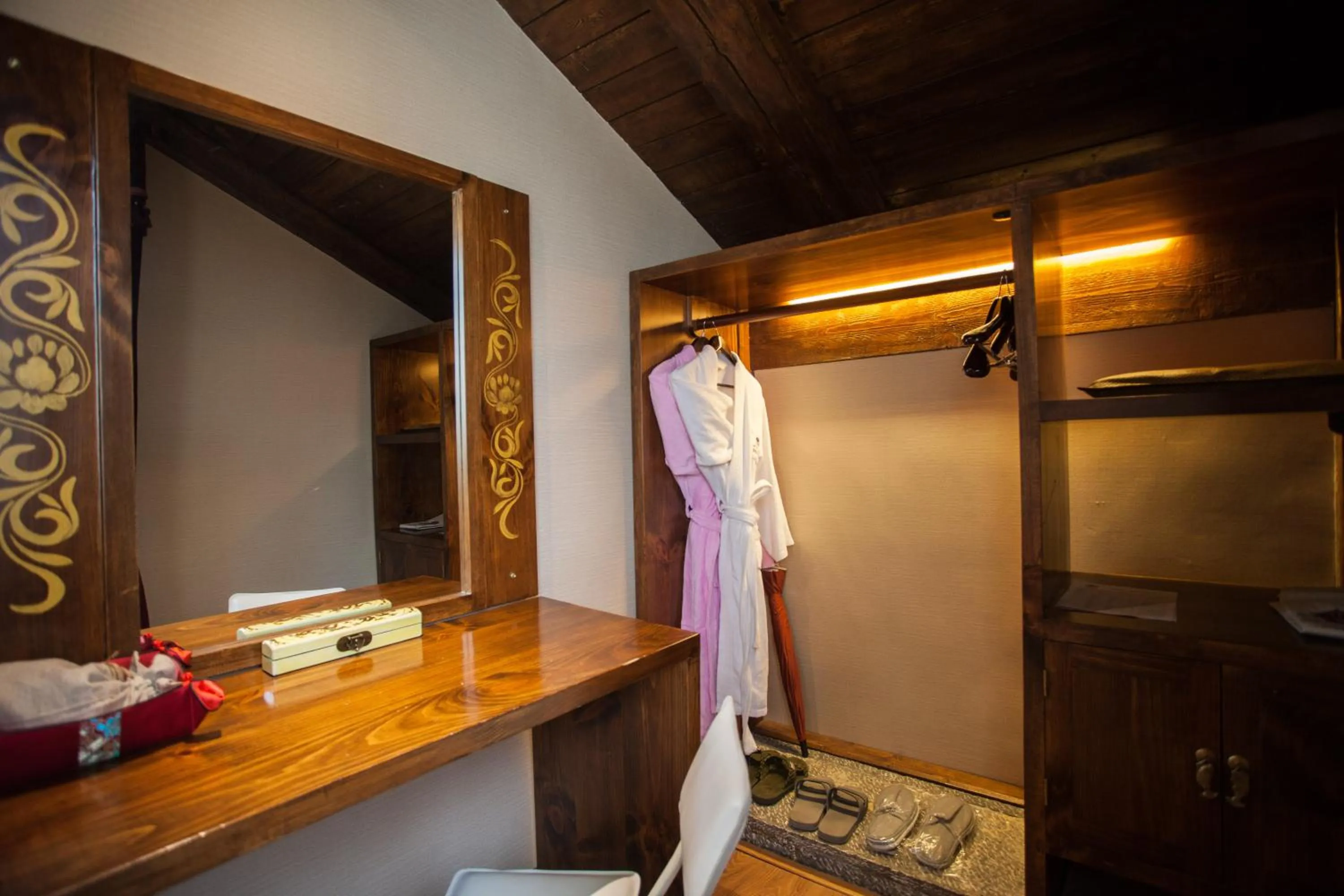 Decorative detail in Arro Khampa By Zinc Journey Shangri-la