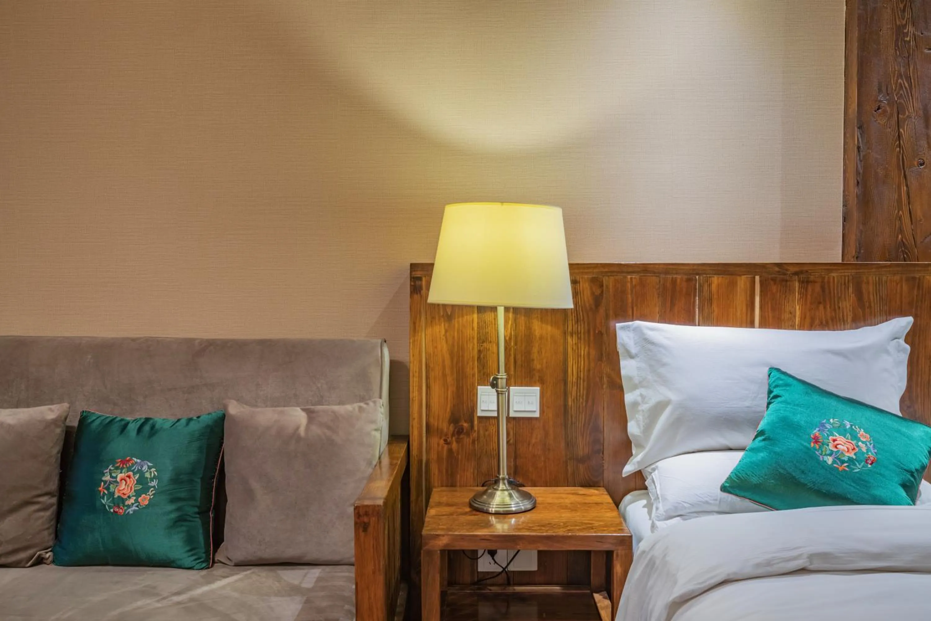 Living room, Bed in Arro Khampa By Zinc Journey Shangri-la