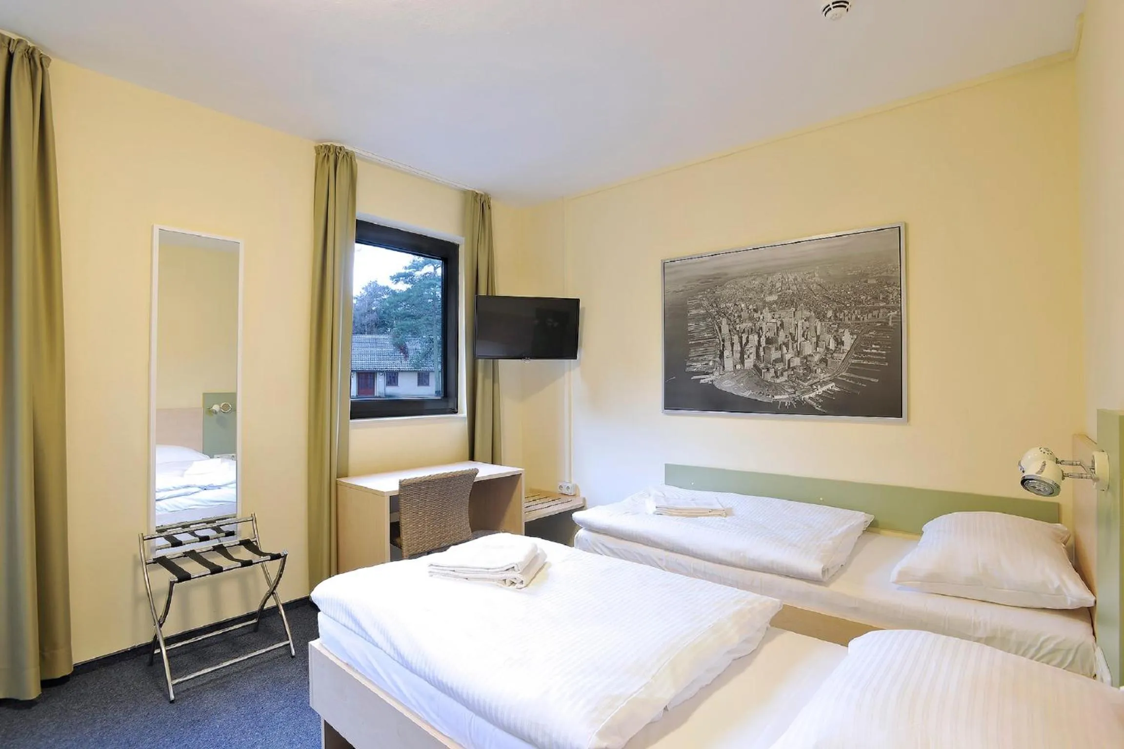 TV and multimedia, Bed in Best Deal Airporthotel Weeze