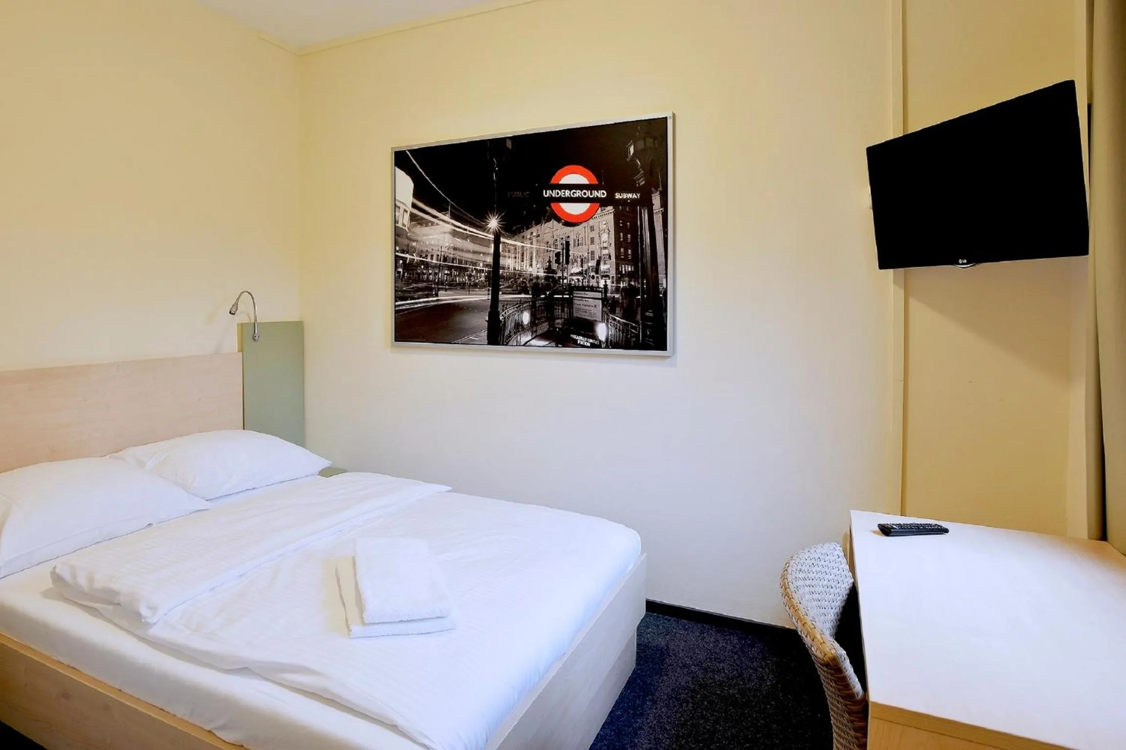 Bed in Best Deal Airporthotel Weeze