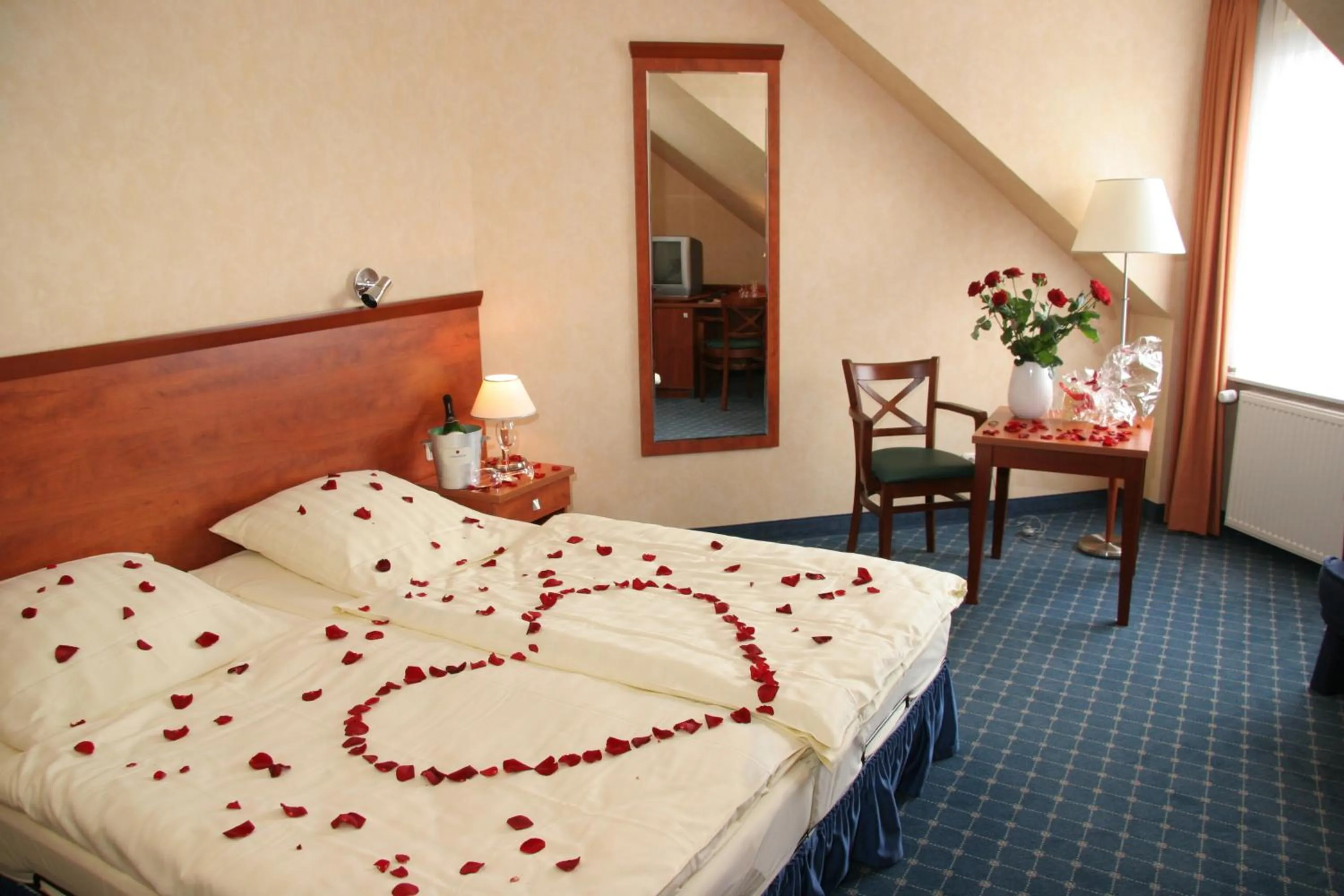 Photo of the whole room, Bed in Kiek In Hotel Zur Einkehr