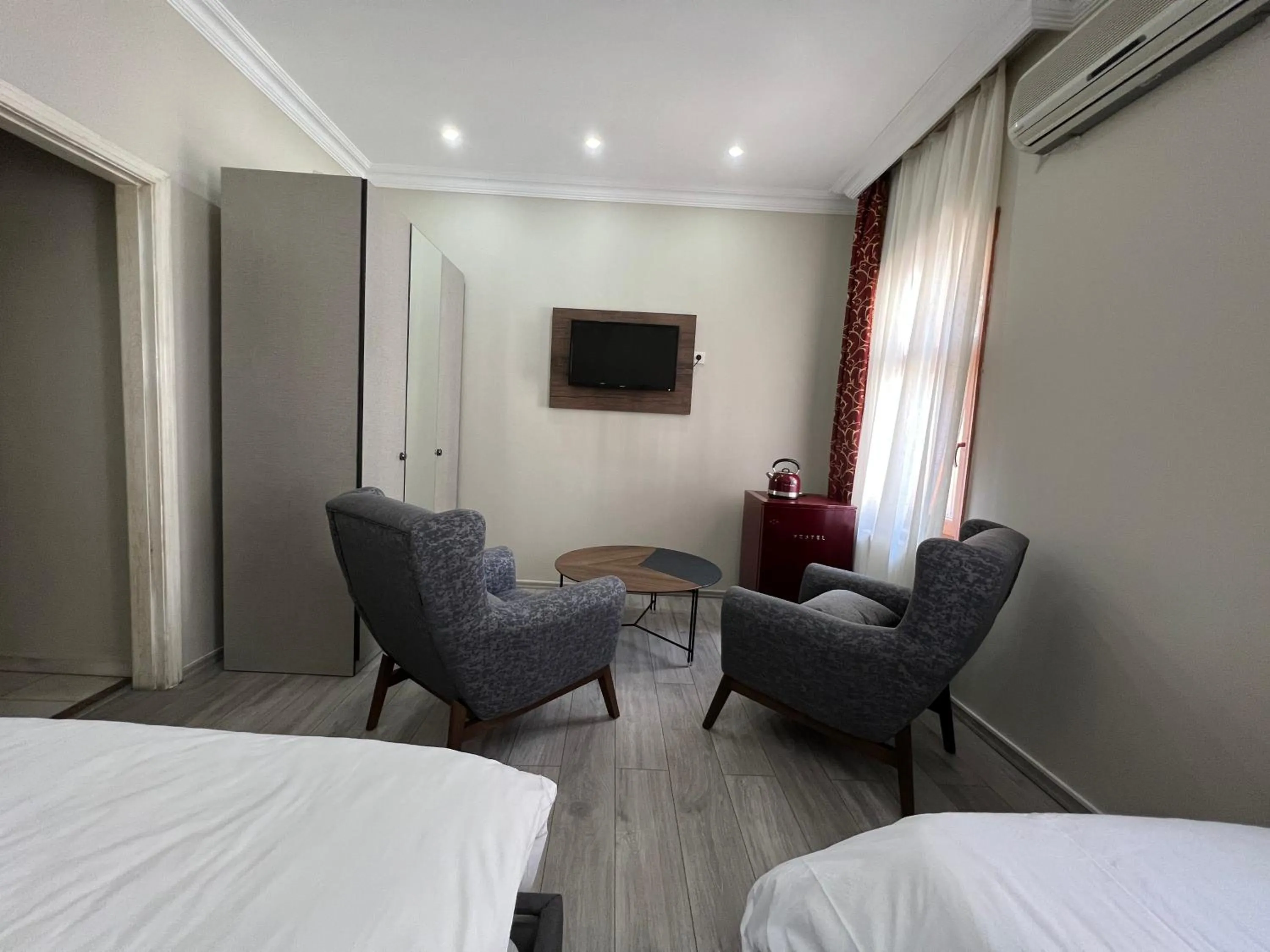 Photo of the whole room, Bed in Cheers Lighthouse