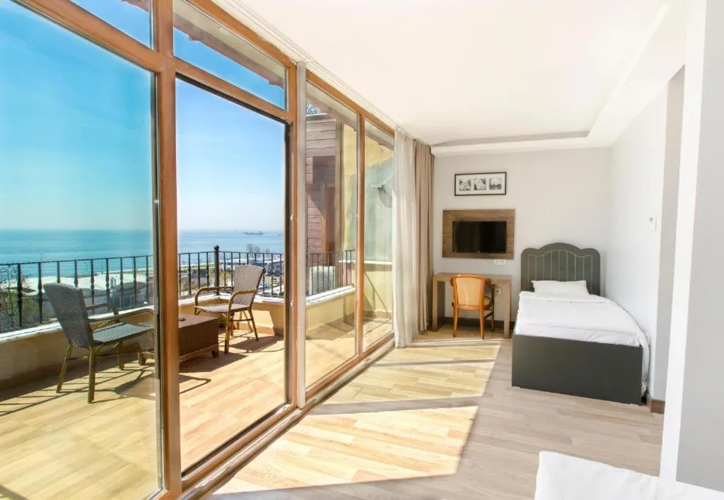 Superior Triple Room with Sea View in Cheers Lighthouse