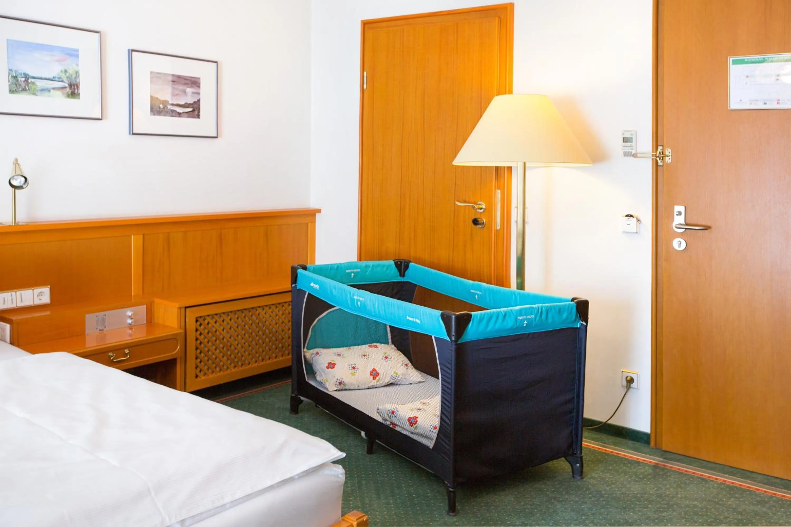 cot, Bed in AKZENT Hotel Restaurant Altdorfer Hof