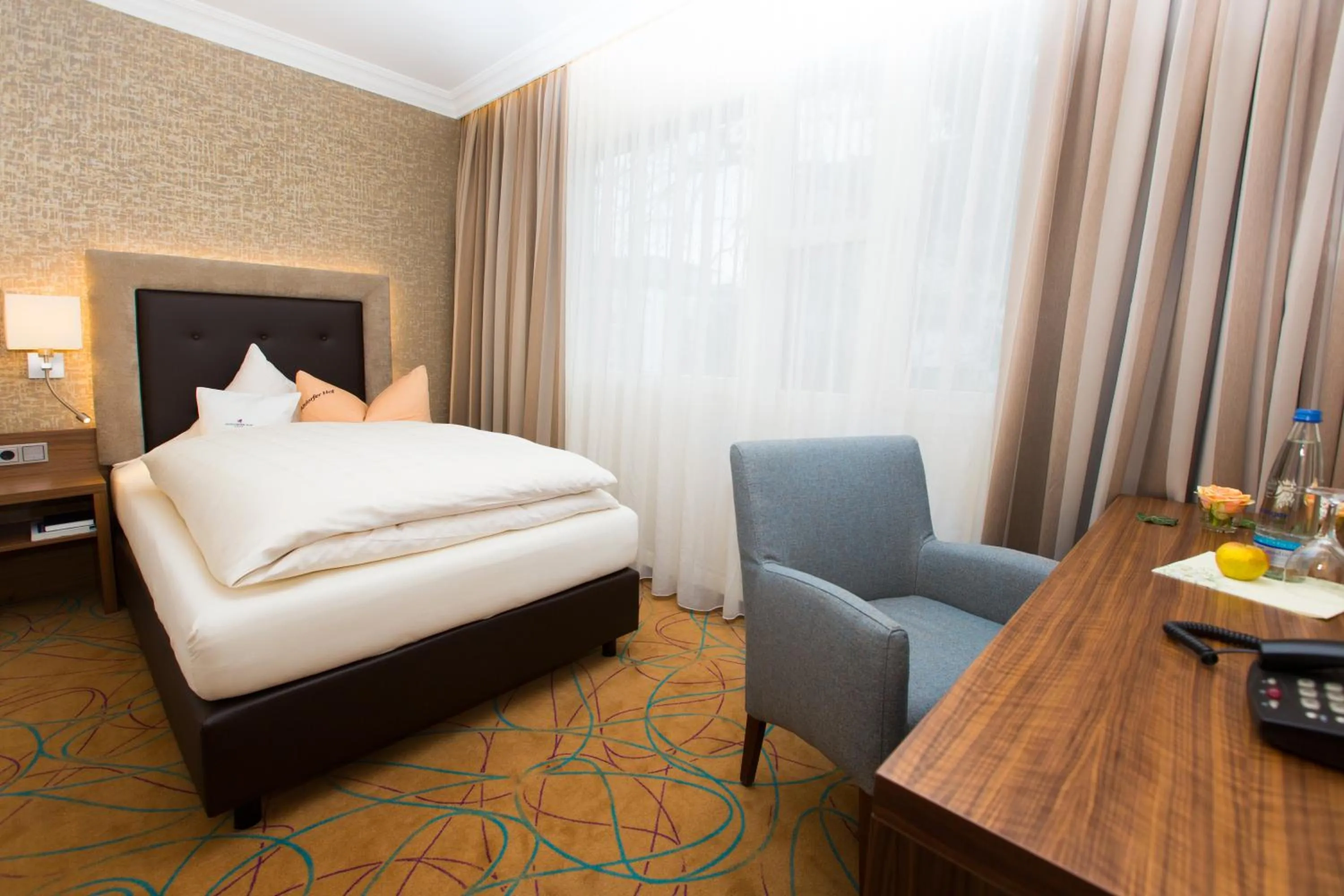 Shower, Bed in AKZENT Hotel Restaurant Altdorfer Hof