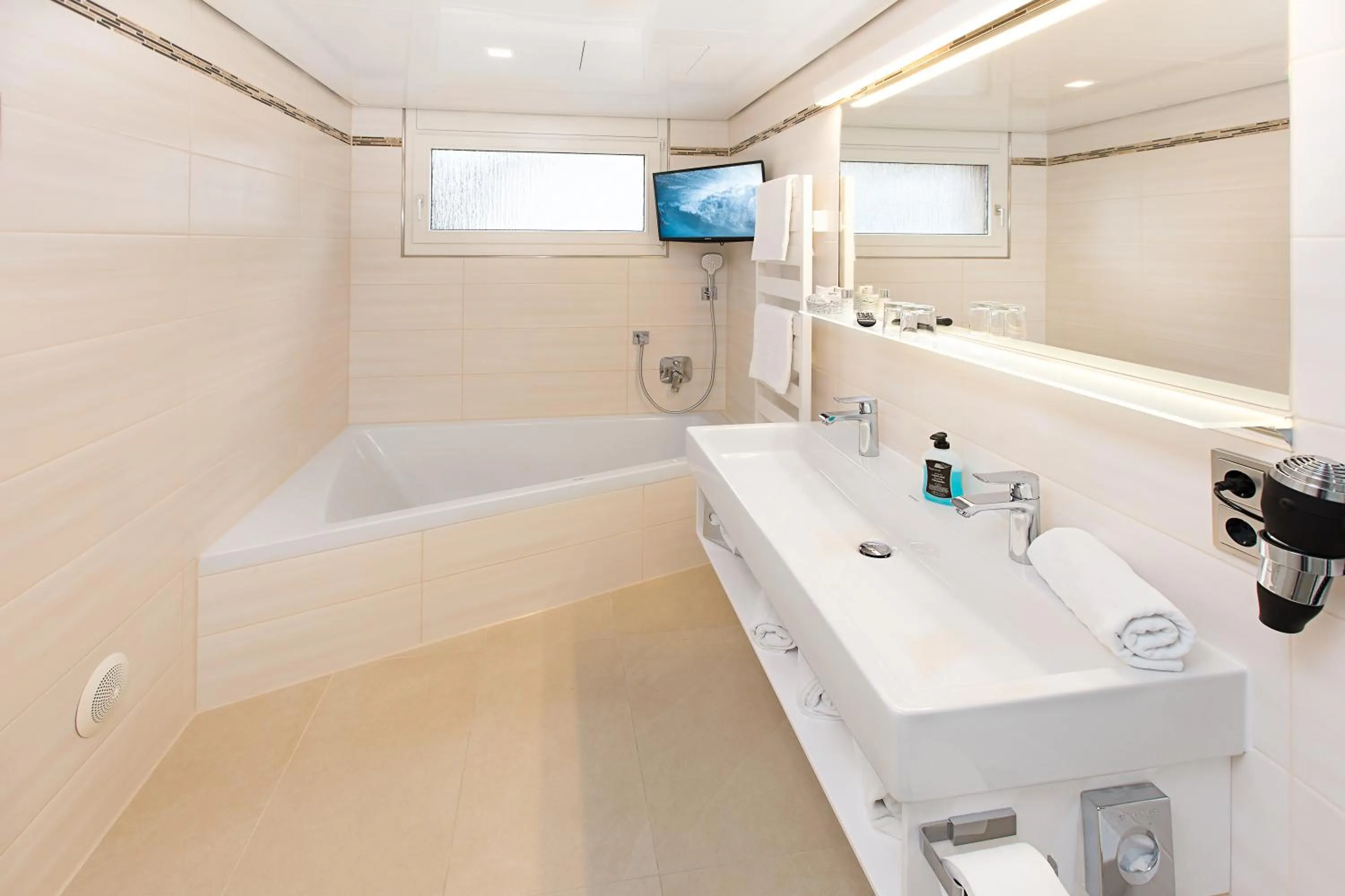 Hot Tub in AKZENT Hotel Restaurant Altdorfer Hof