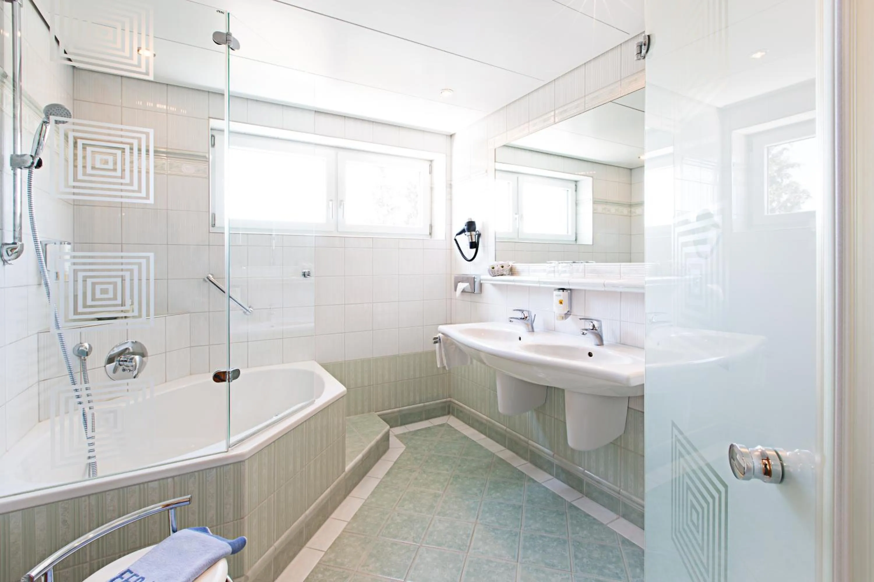 Toilet in AKZENT Hotel Restaurant Altdorfer Hof