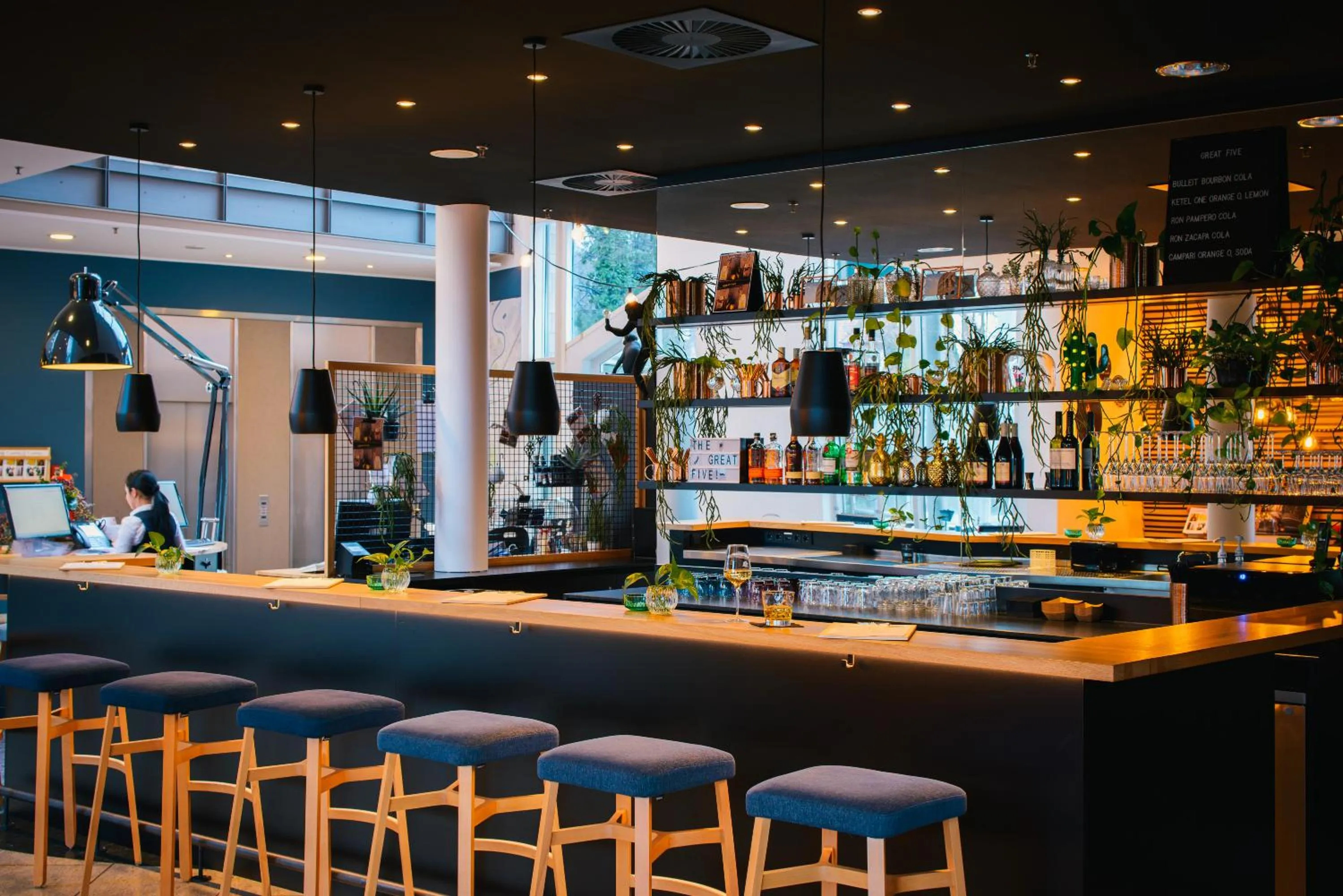 Lounge or bar in Vienna House Easy by Wyndham Bad Oeynhausen