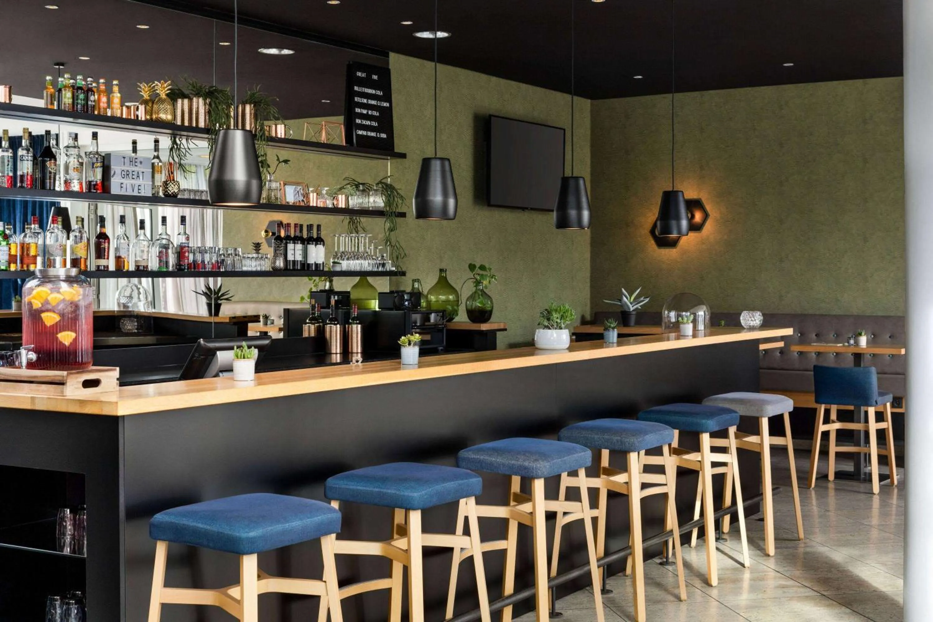 Lounge or bar in Vienna House Easy by Wyndham Bad Oeynhausen