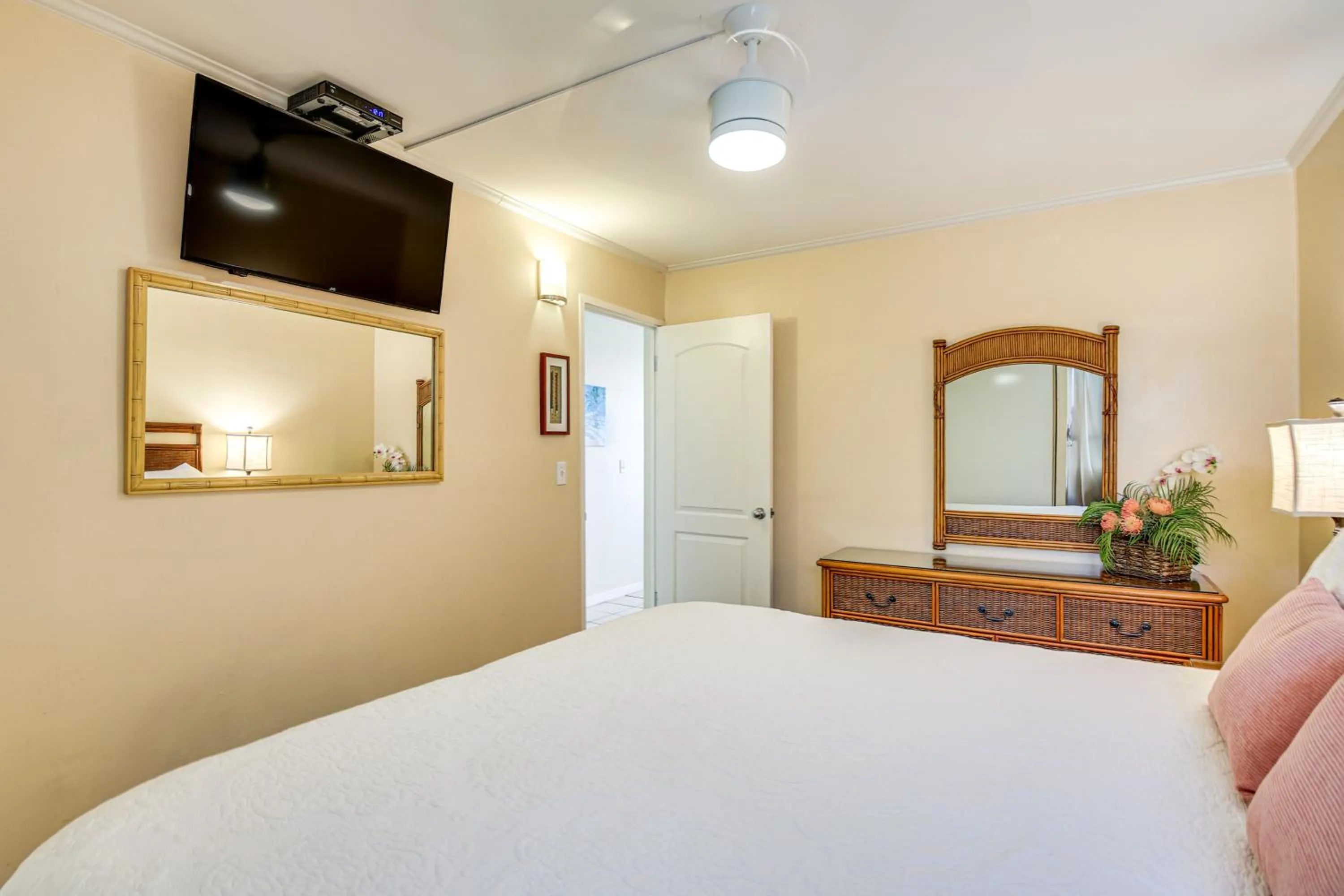 Bed in Gorgeous Oceanfront Condo with Spectacular Views!