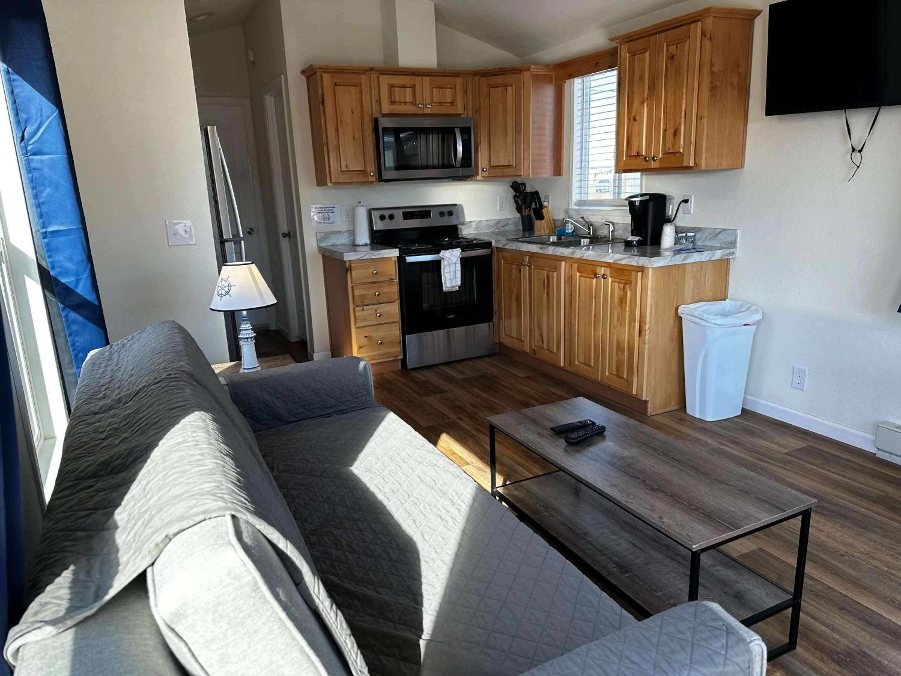 Living room in Westport Inn Cabins