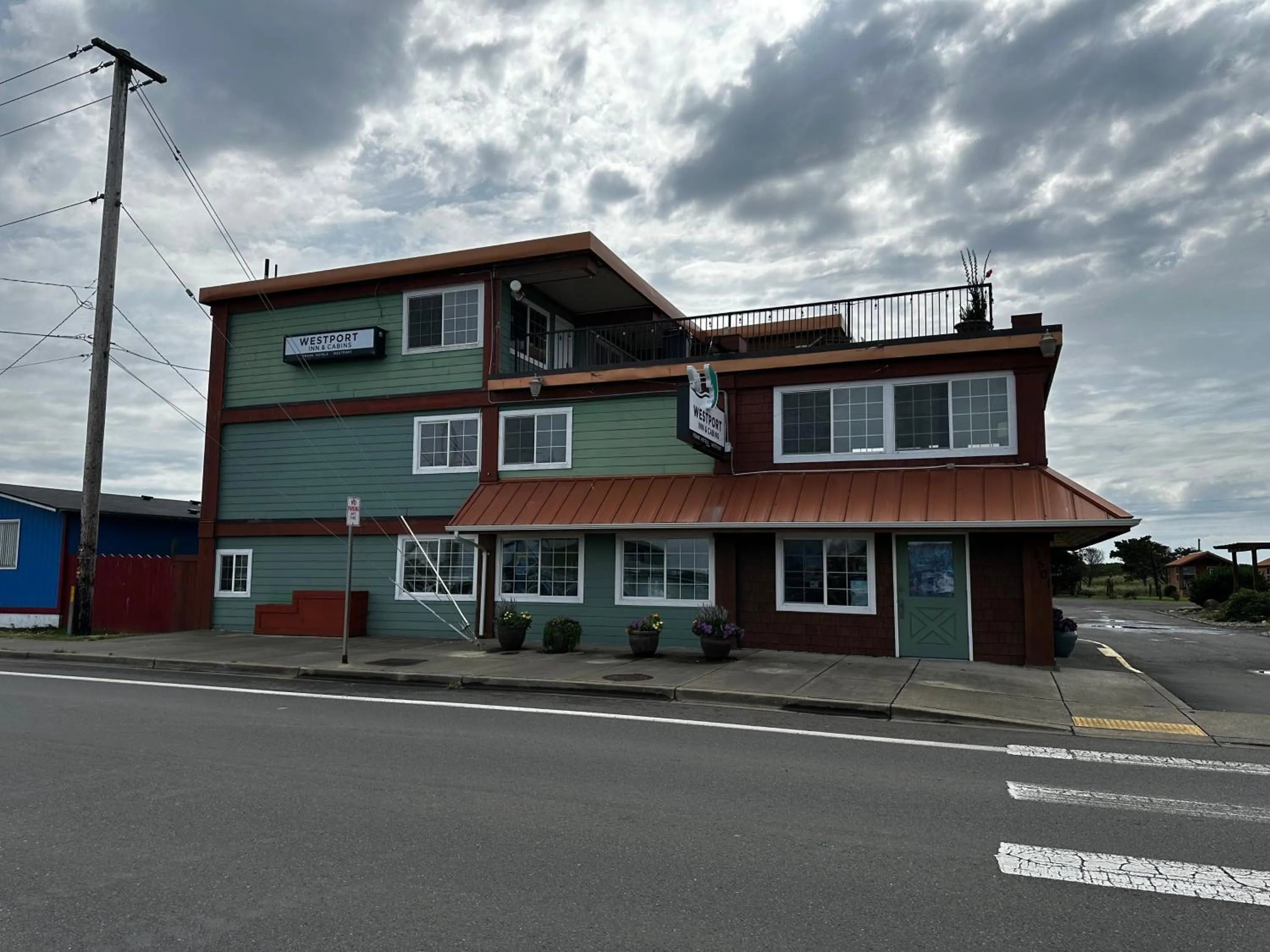 Property building in Westport Inn Cabins