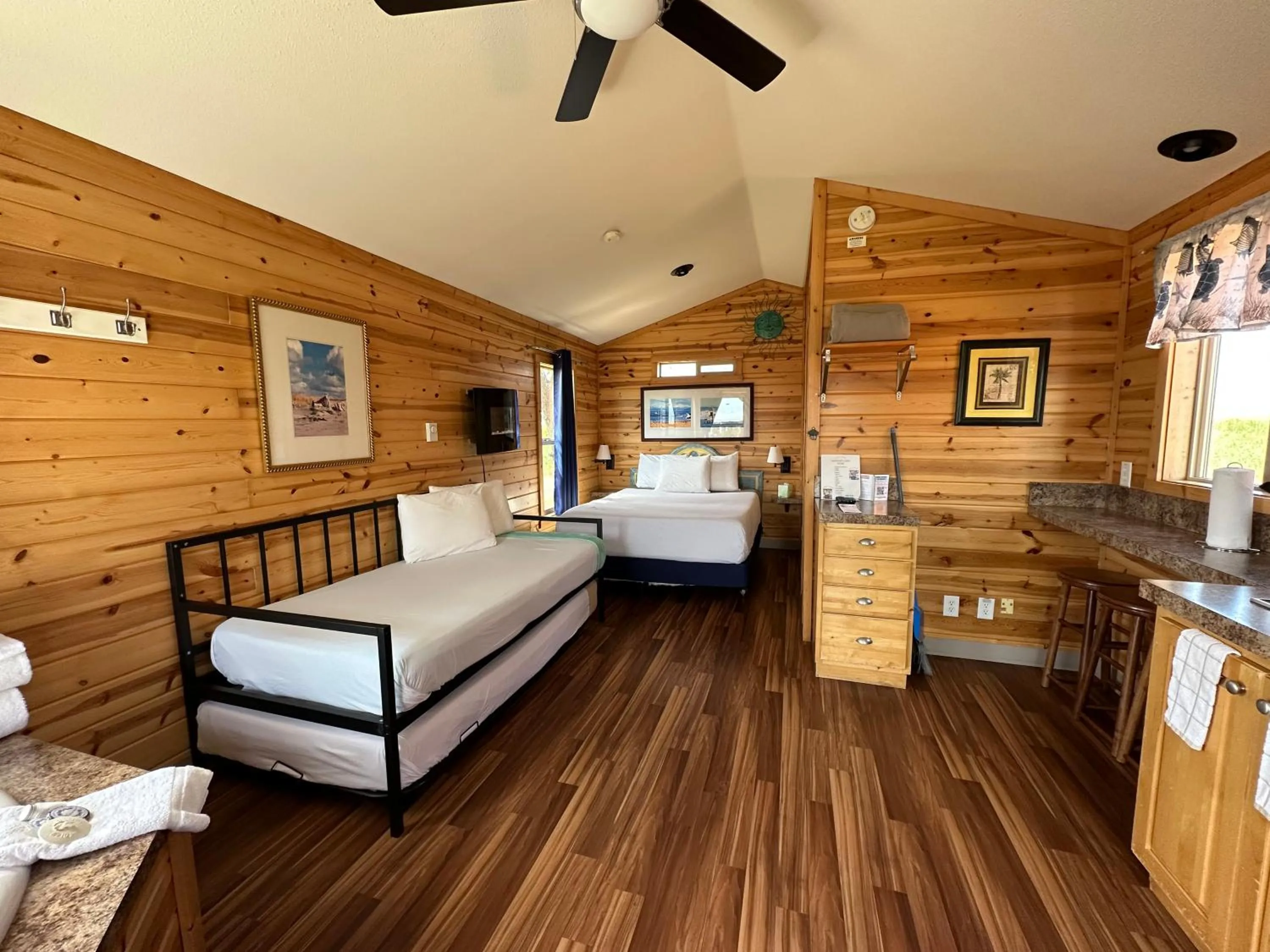 Photo of the whole room, Bed in Westport Inn Cabins