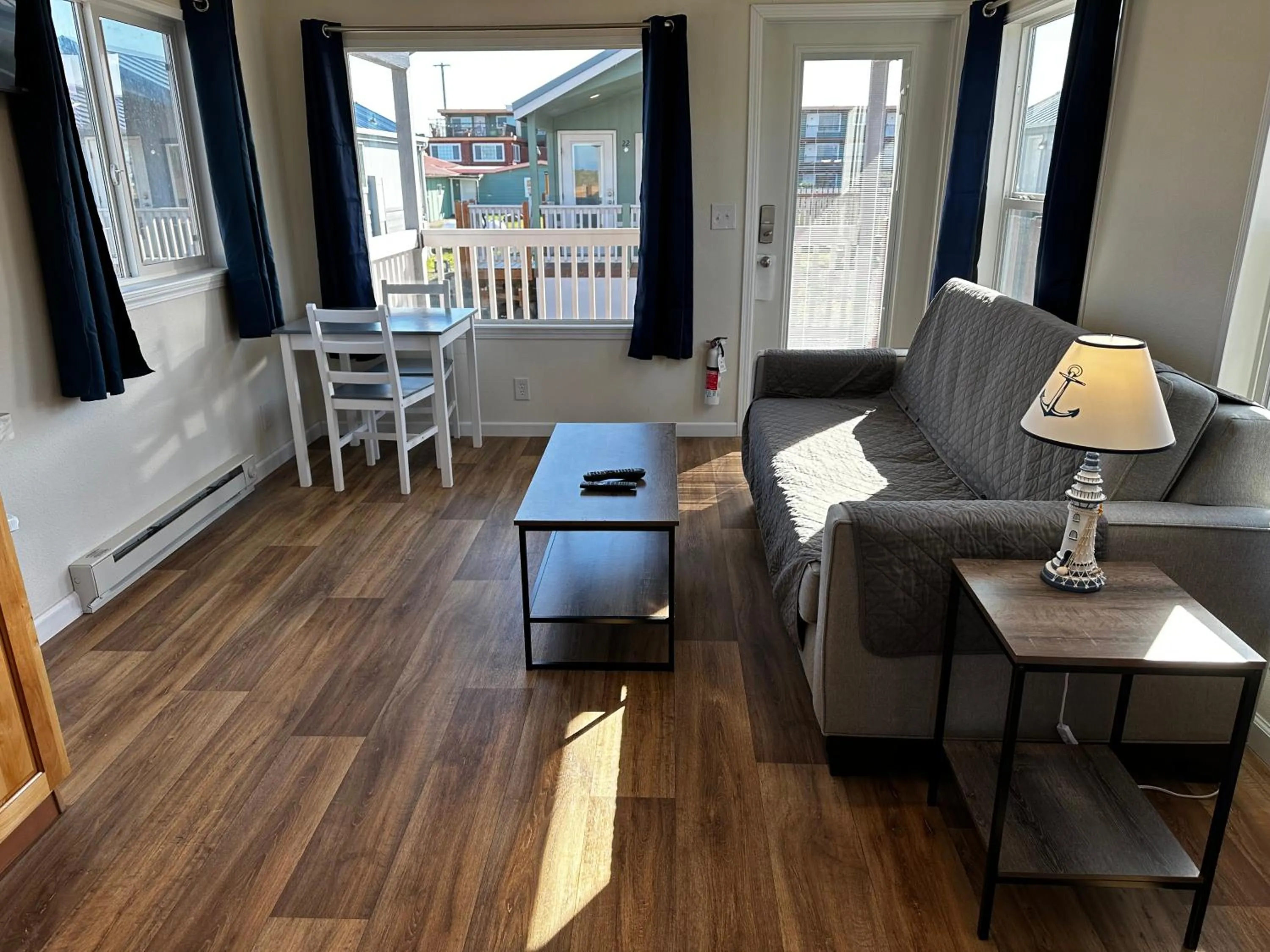 Living room in Westport Inn Cabins