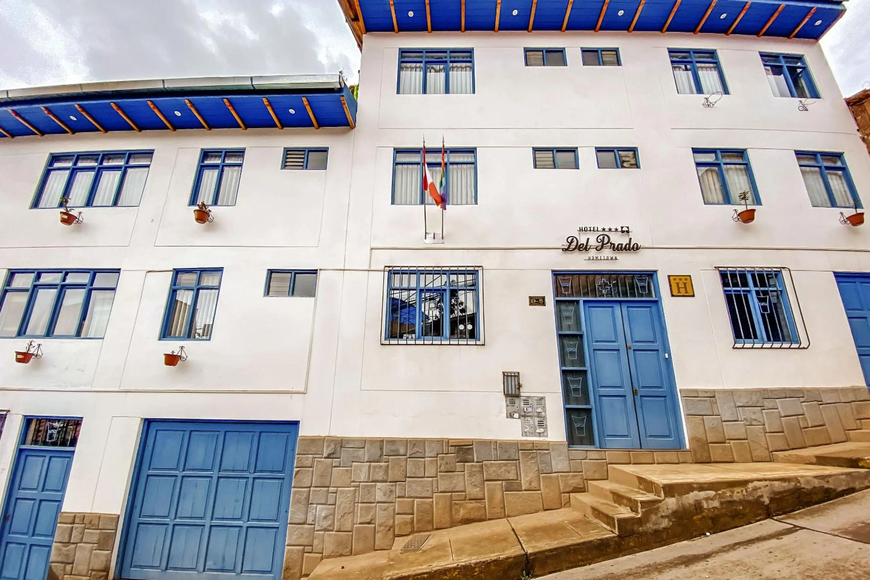 Property building in Hotel Del Prado Hometown