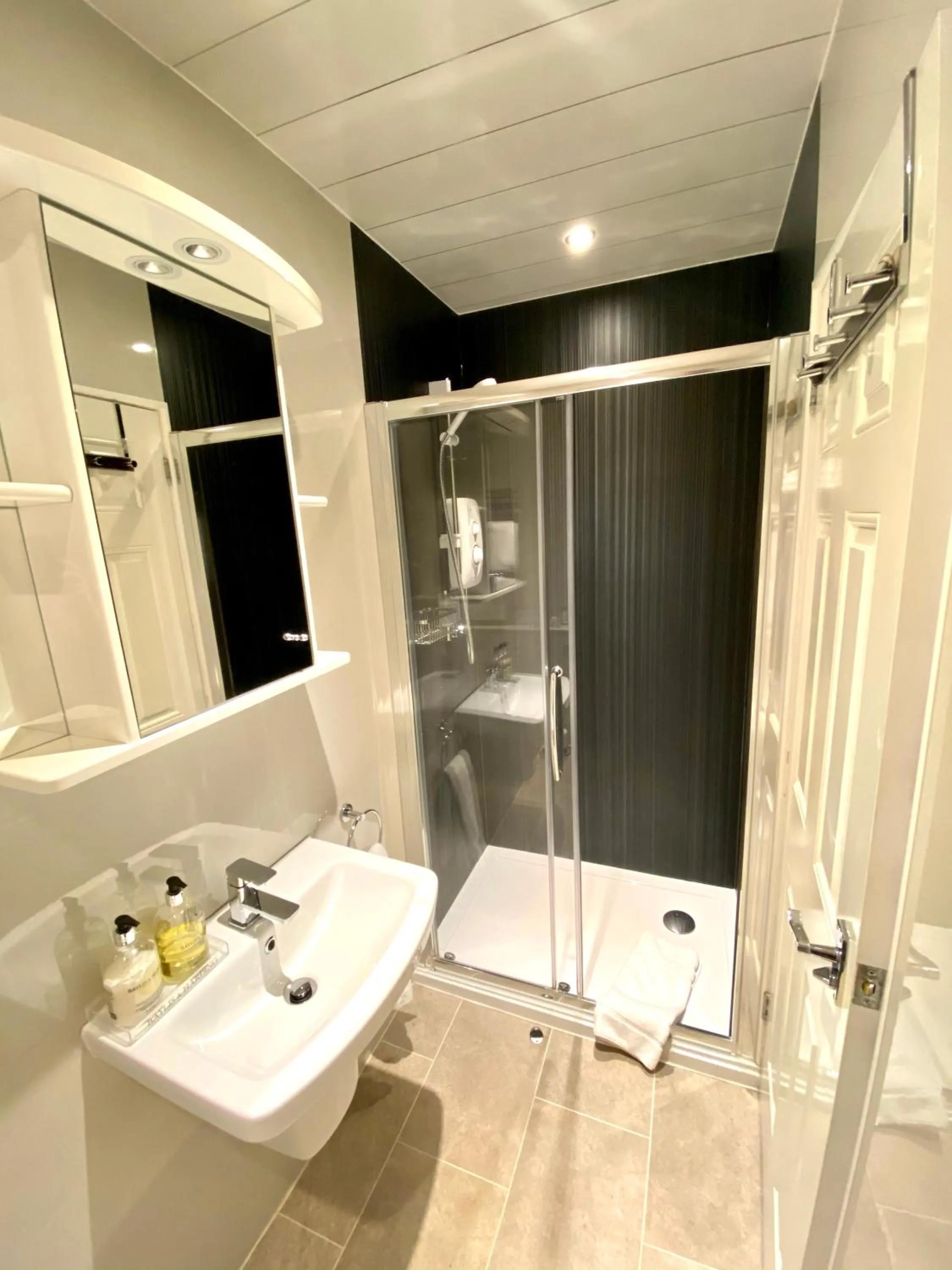 Bathroom in Quilt and Croissants Guest House