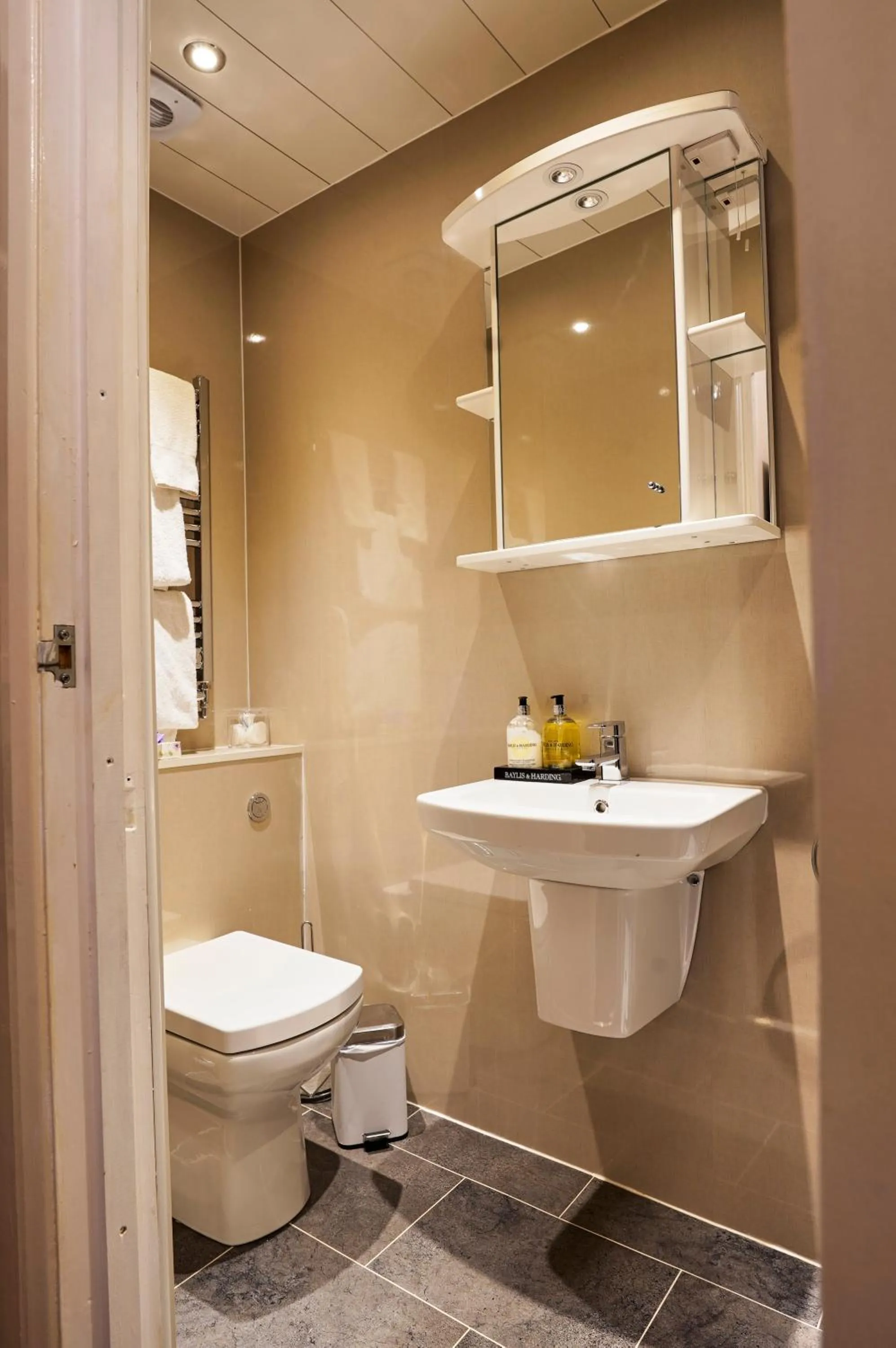 Toilet in Quilt and Croissants Guest House