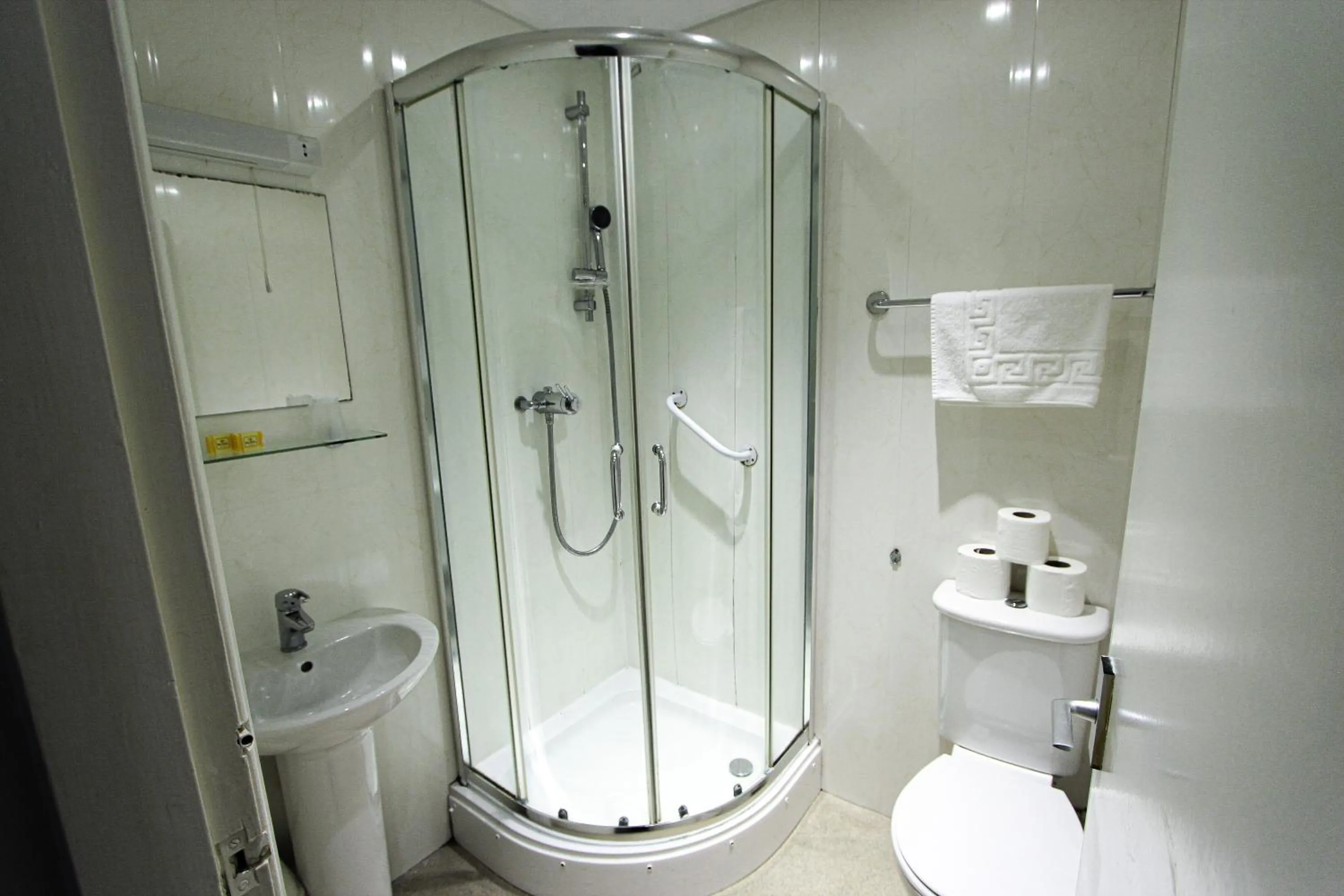 Shower in Chatsworth House Hotel