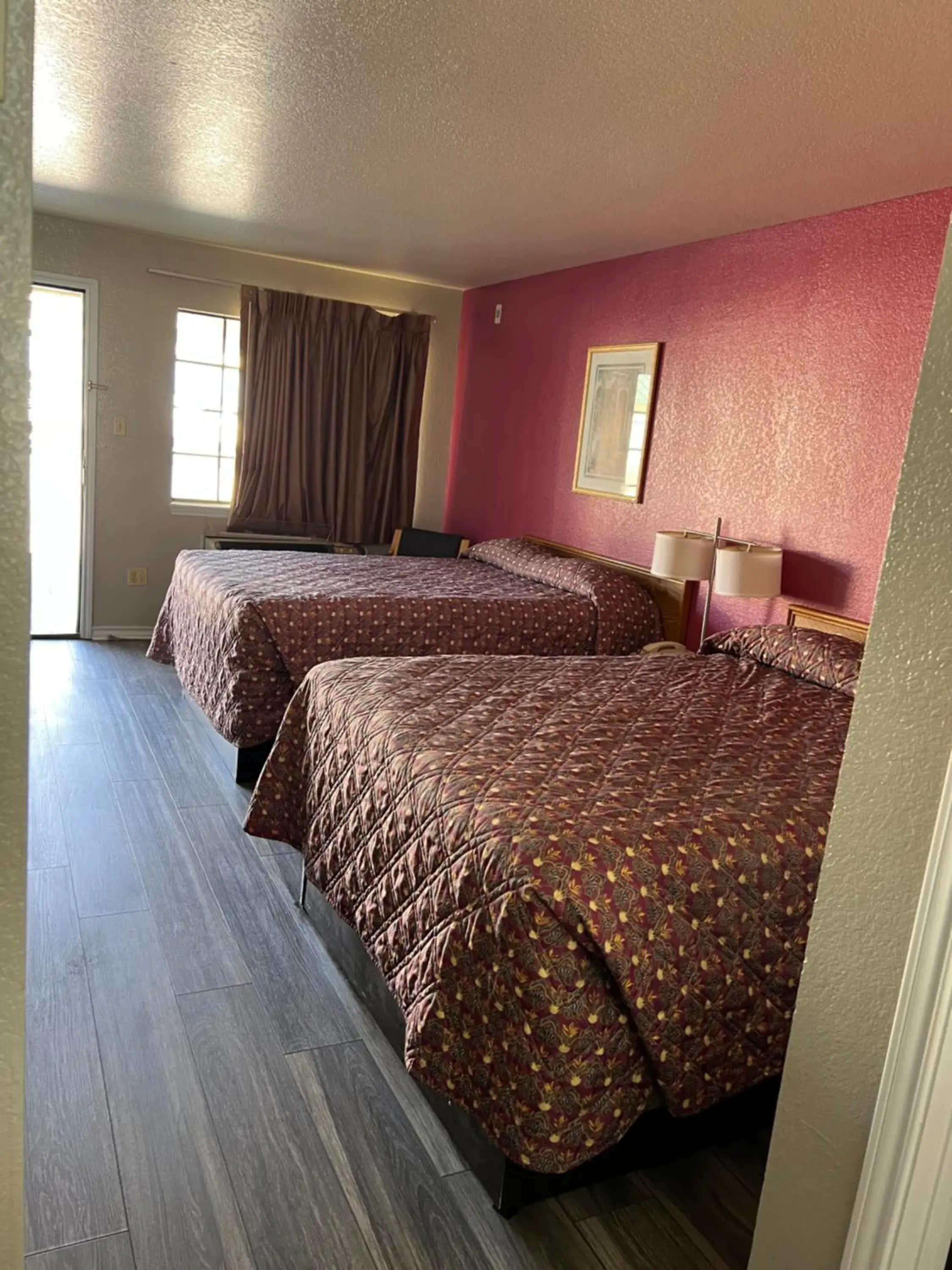 Queen Room in COUNTRY INN MOTEL Queen Room in COUNTRY INN MOTEL