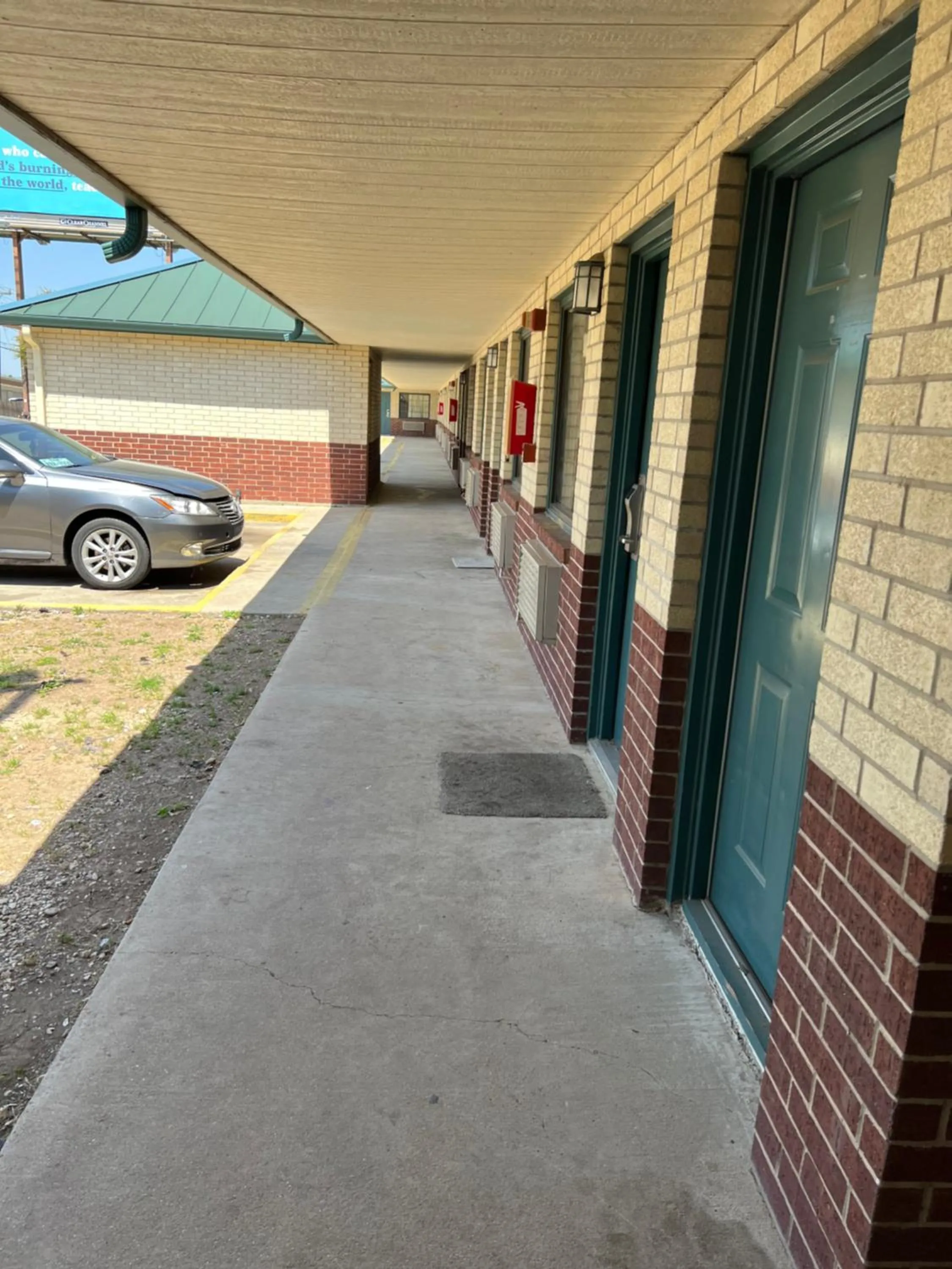 Property building in COUNTRY INN MOTEL