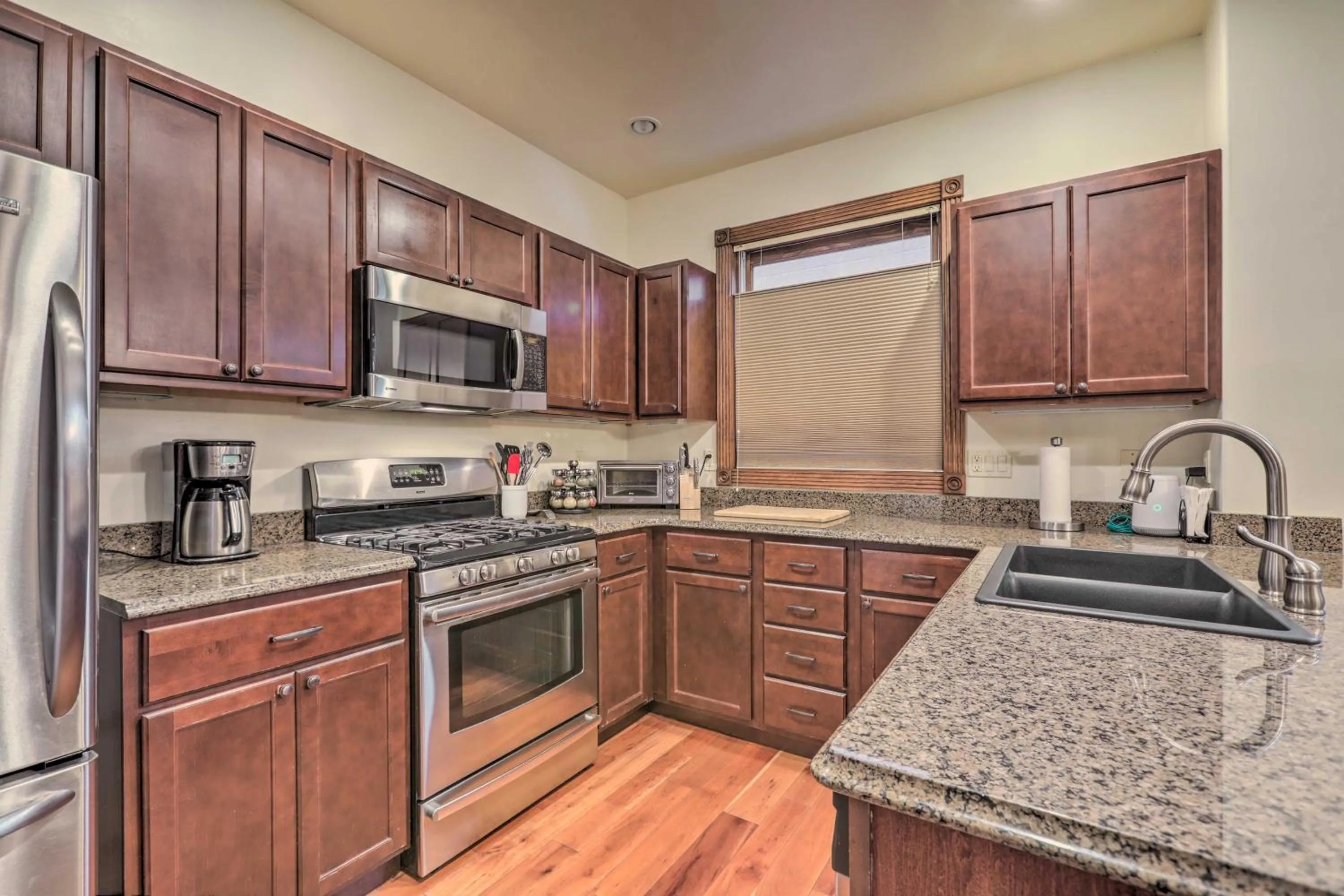 Cozy Central Glenwood Springs Condo with 2 Decks!