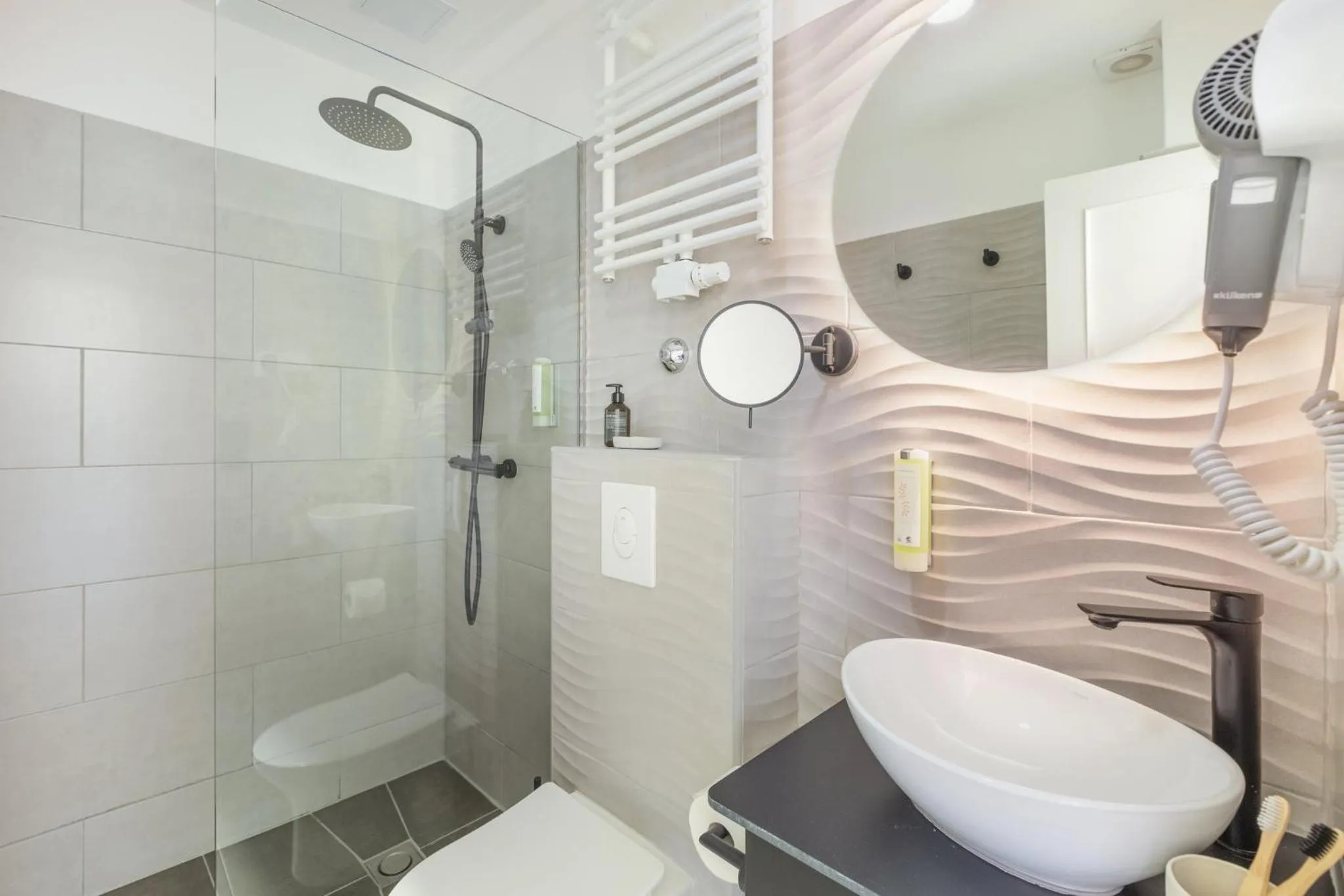 Bathroom in Garner Hotel Berlin - Ku'Damm by IHG