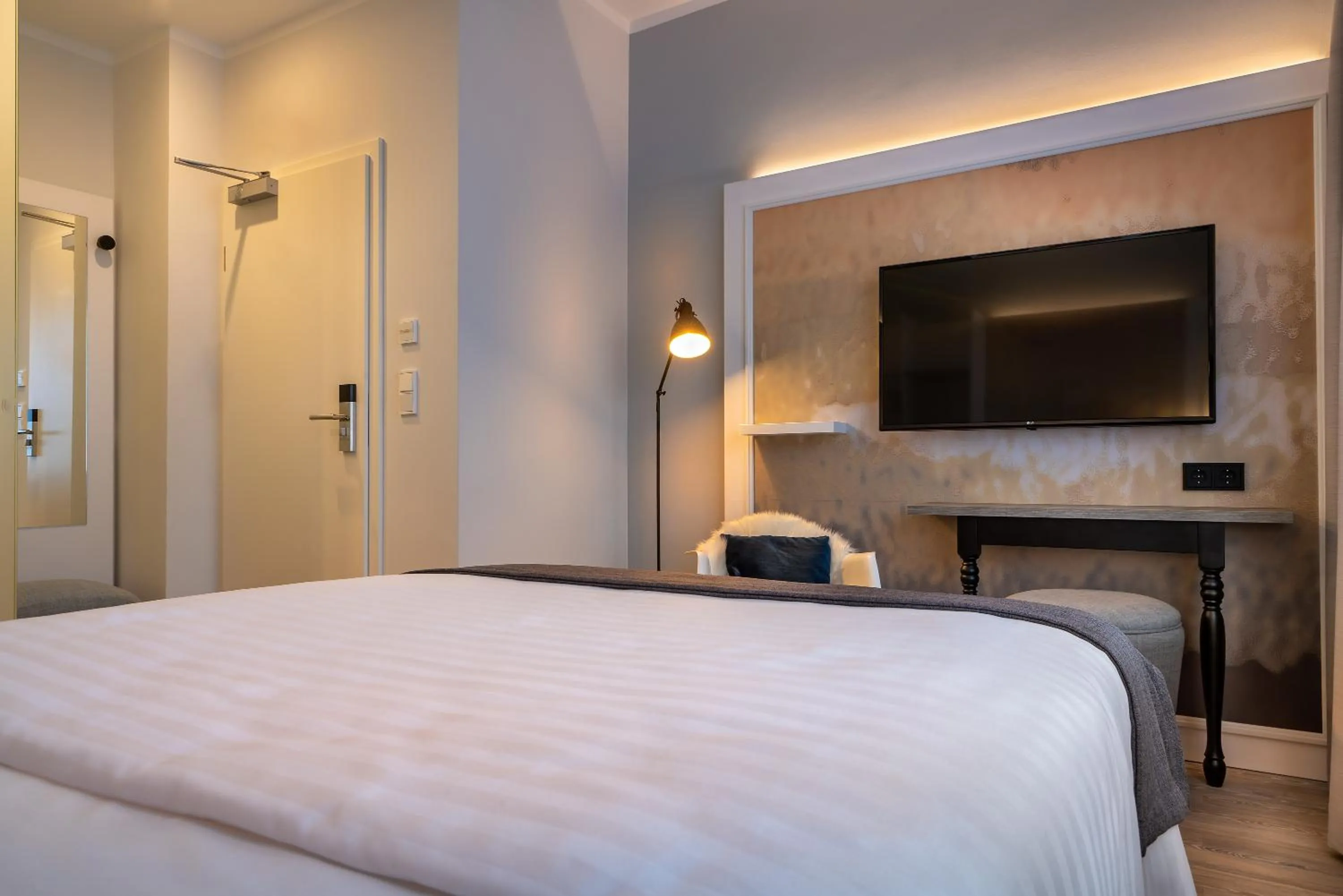 Photo of the whole room, Bed in Yggotel Ravn