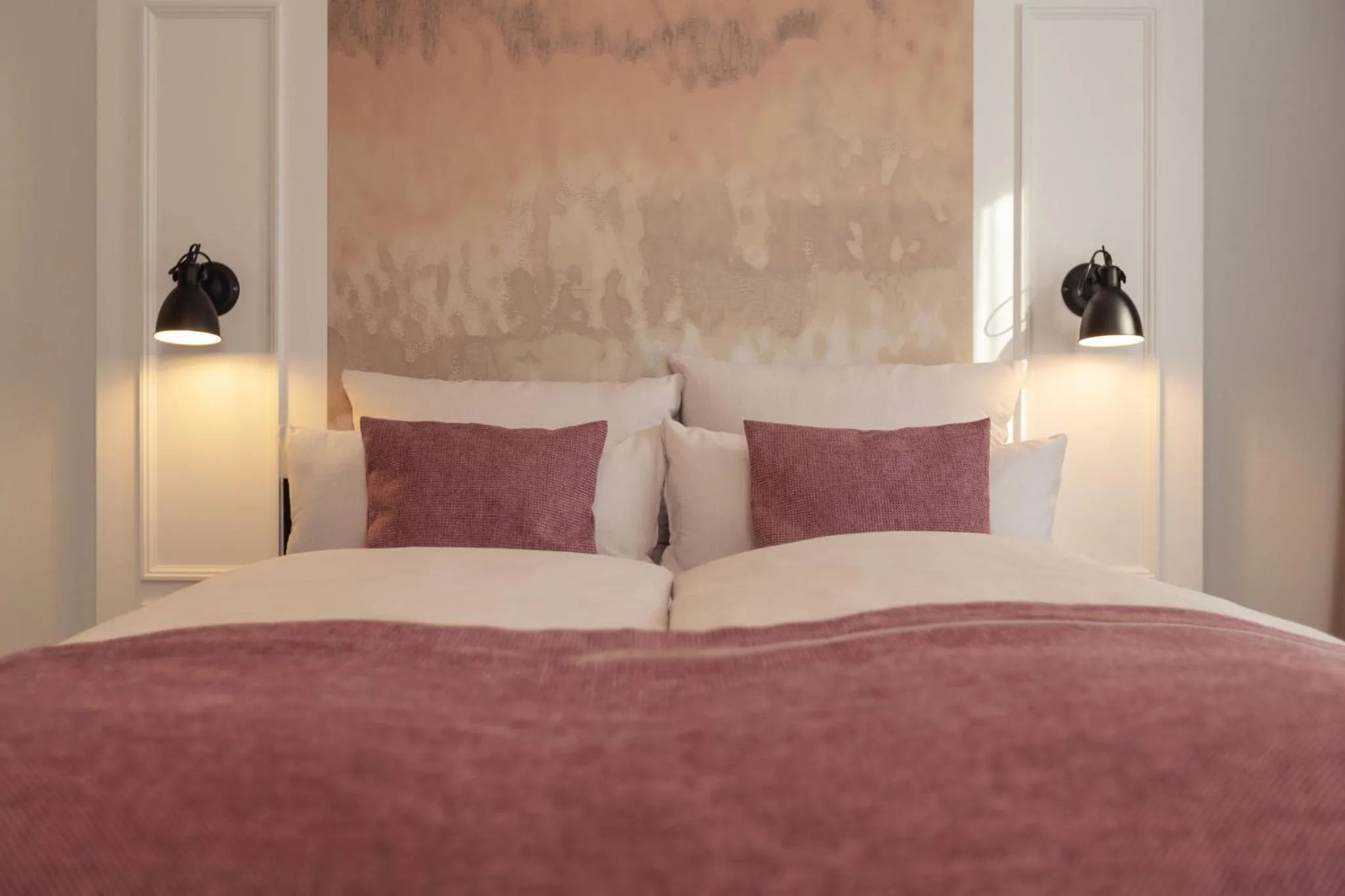 Photo of the whole room, Bed in Yggotel Ravn