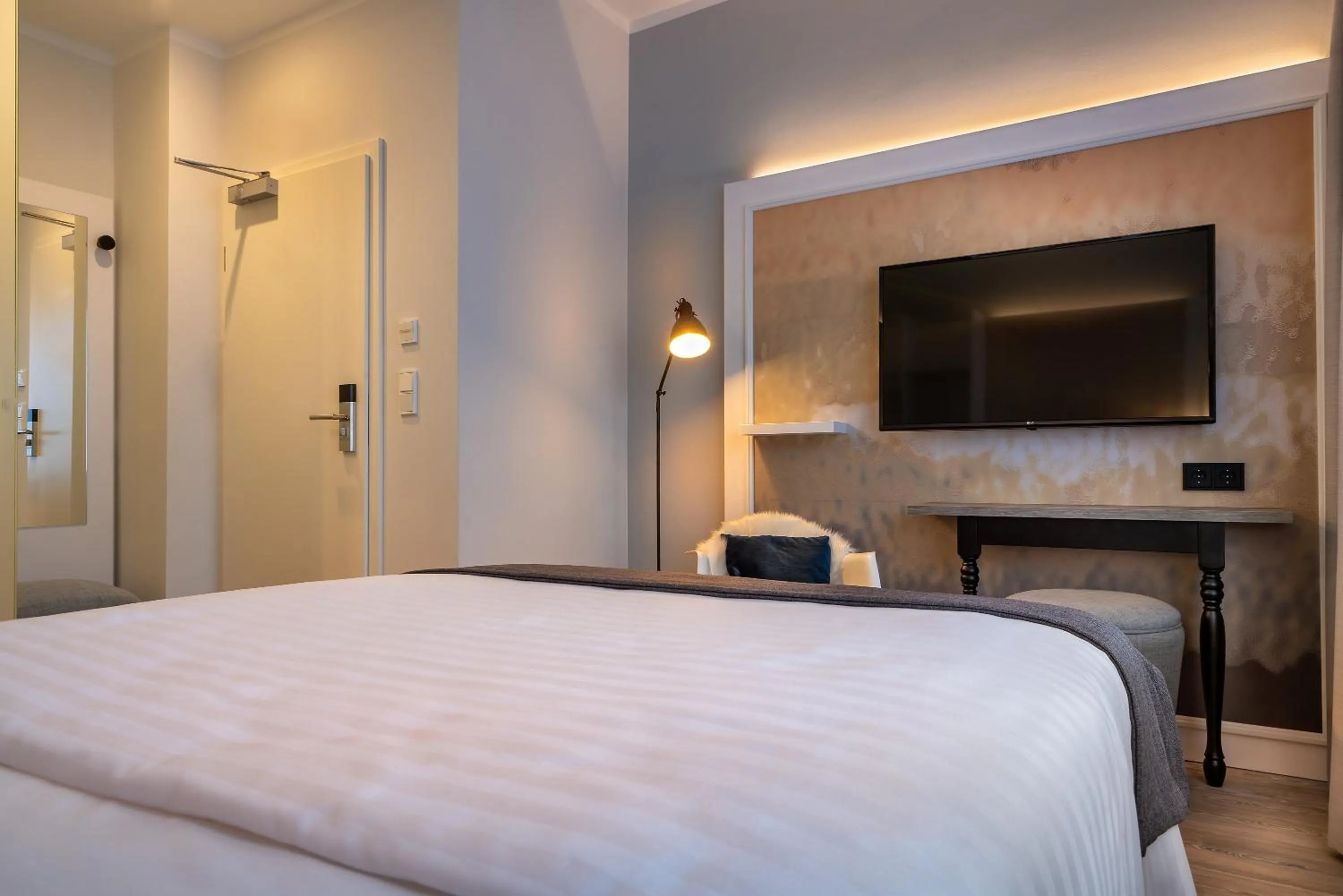 Photo of the whole room, Bed in Yggotel Ravn